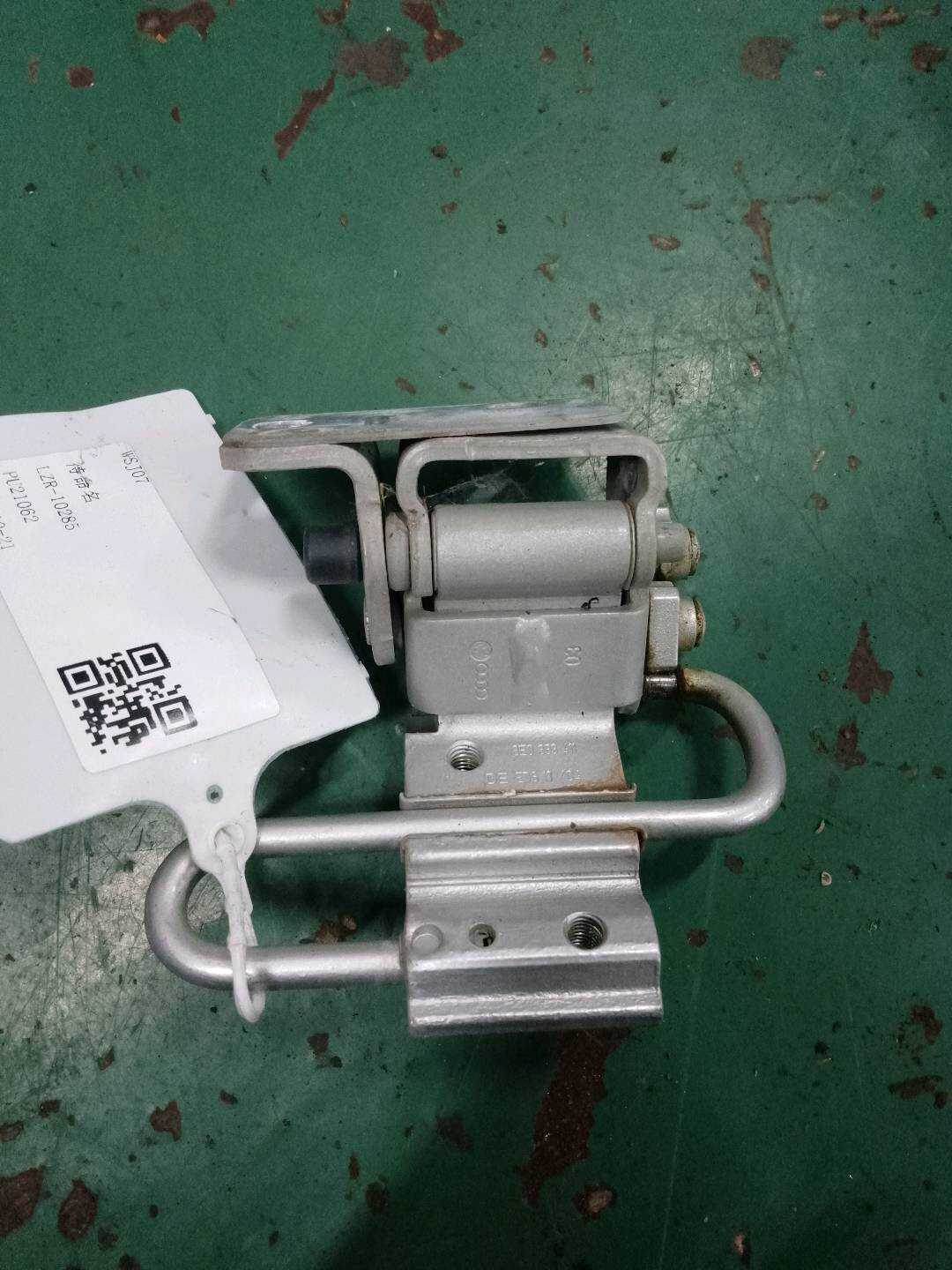 8E0833411E Door Hinge