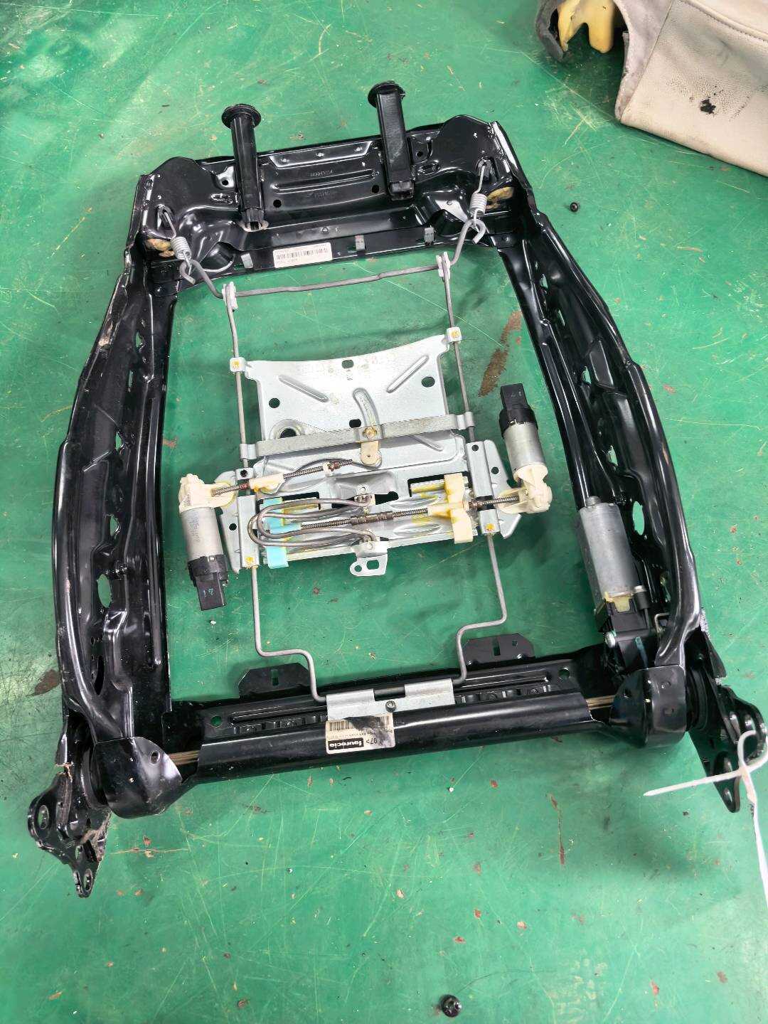 4L0881516 副驾驶员座椅靠背骨架