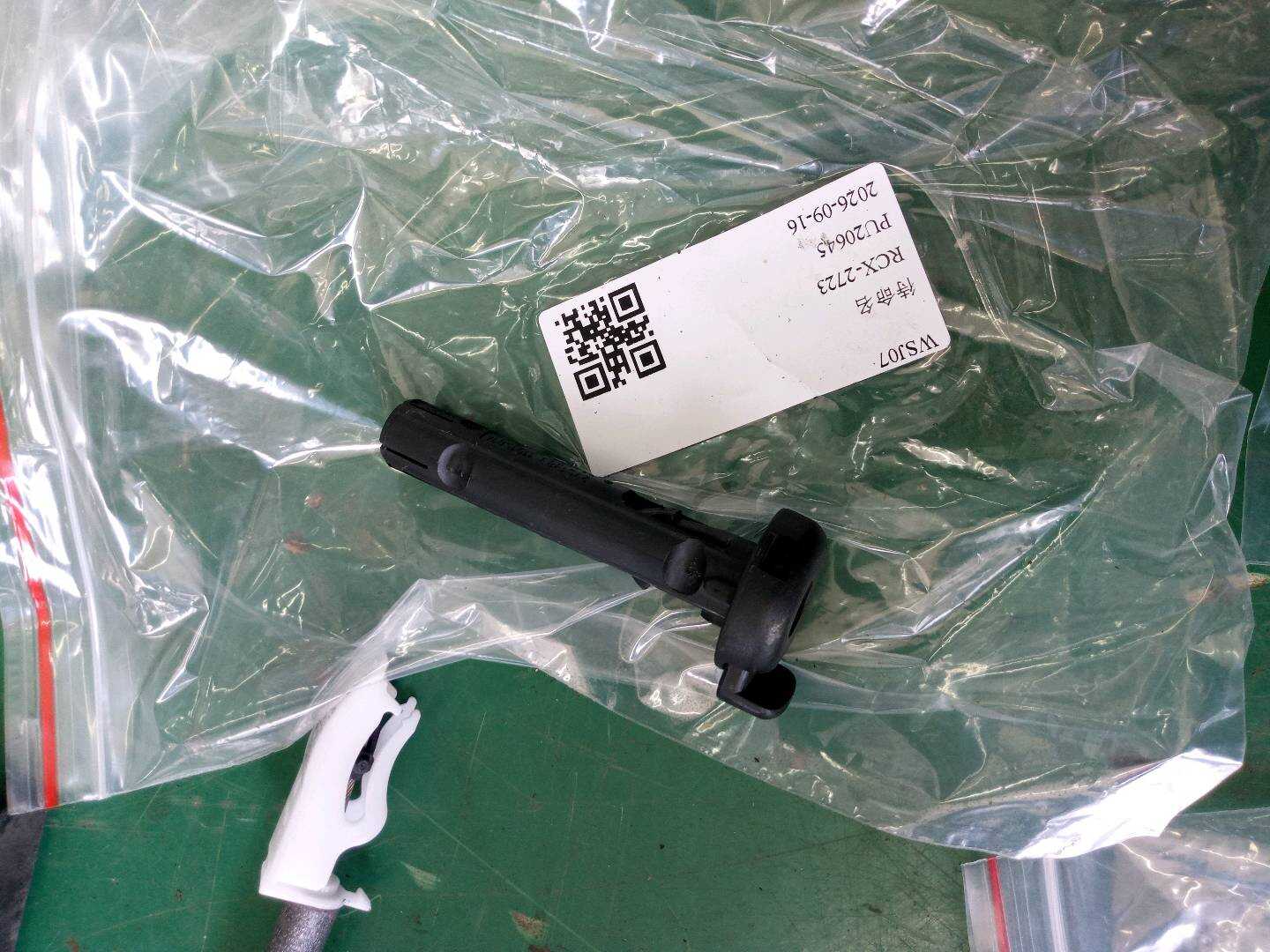 52102751383 前排座椅头枕导套(带锁止)