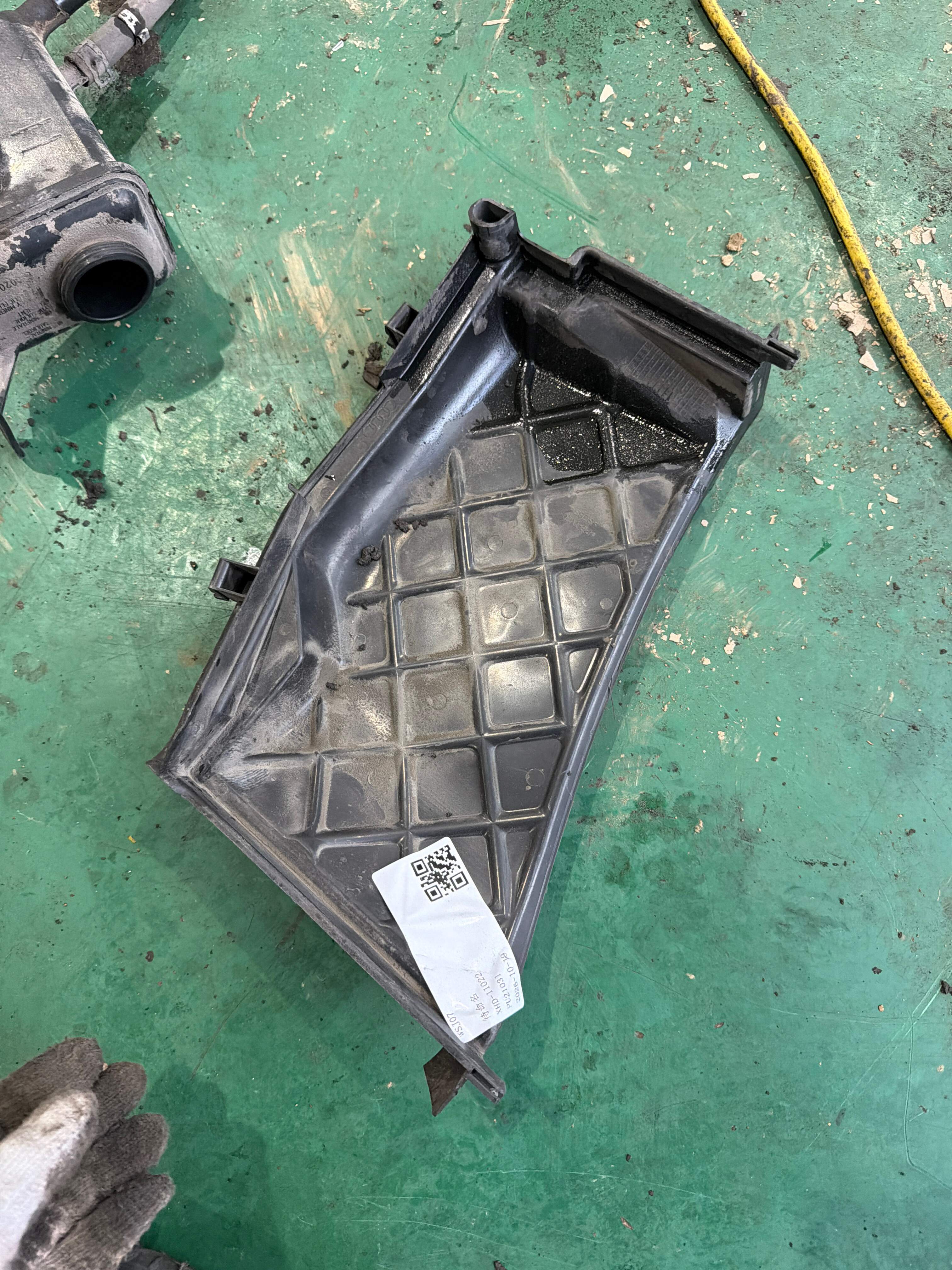 8E1819979 Drain Channel