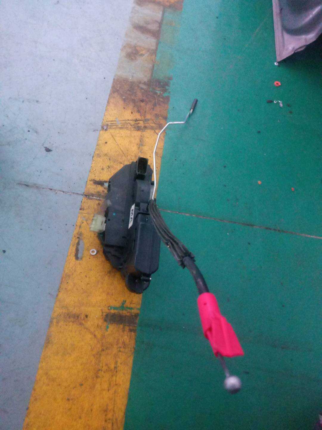 13579489 前门锁总成(右)