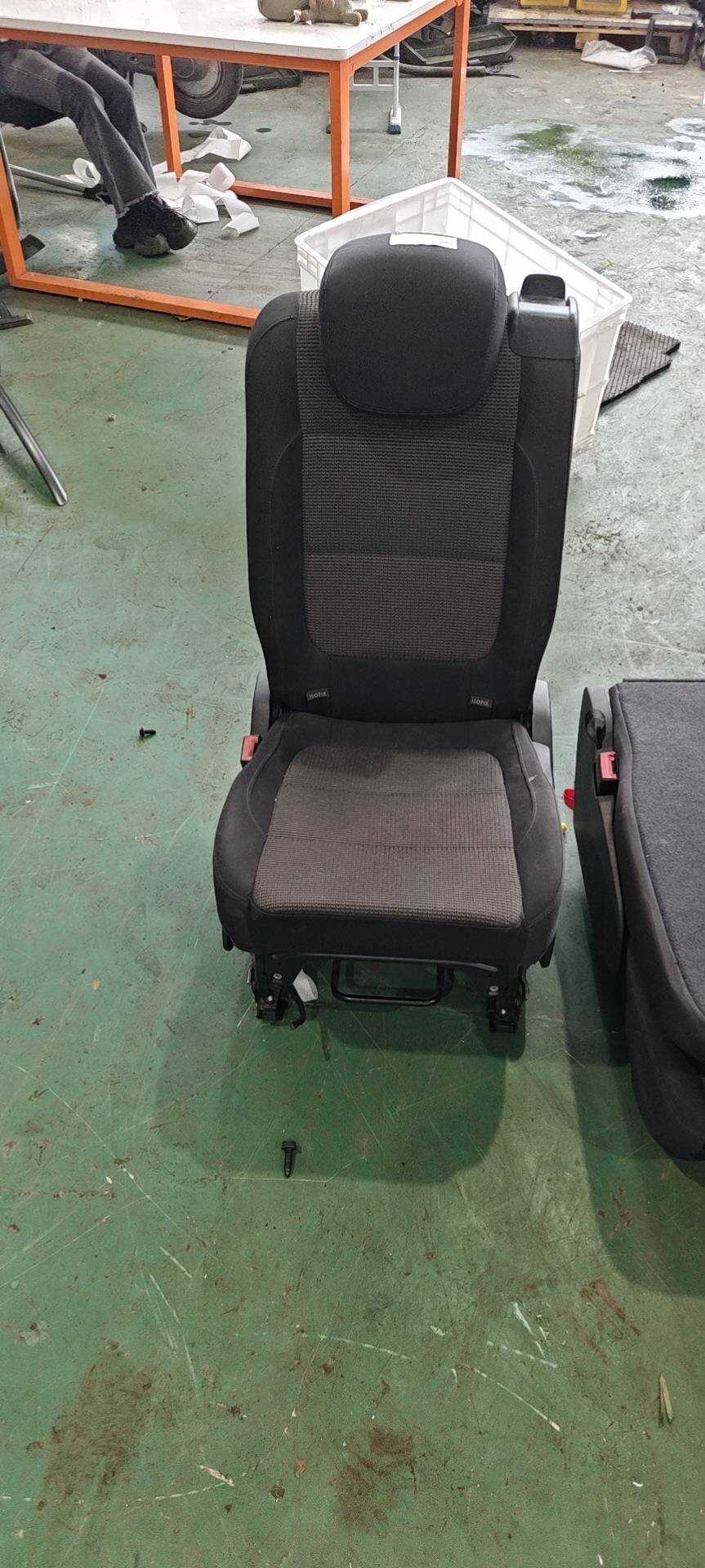 7N0883063K 后座椅靠总成（左）
