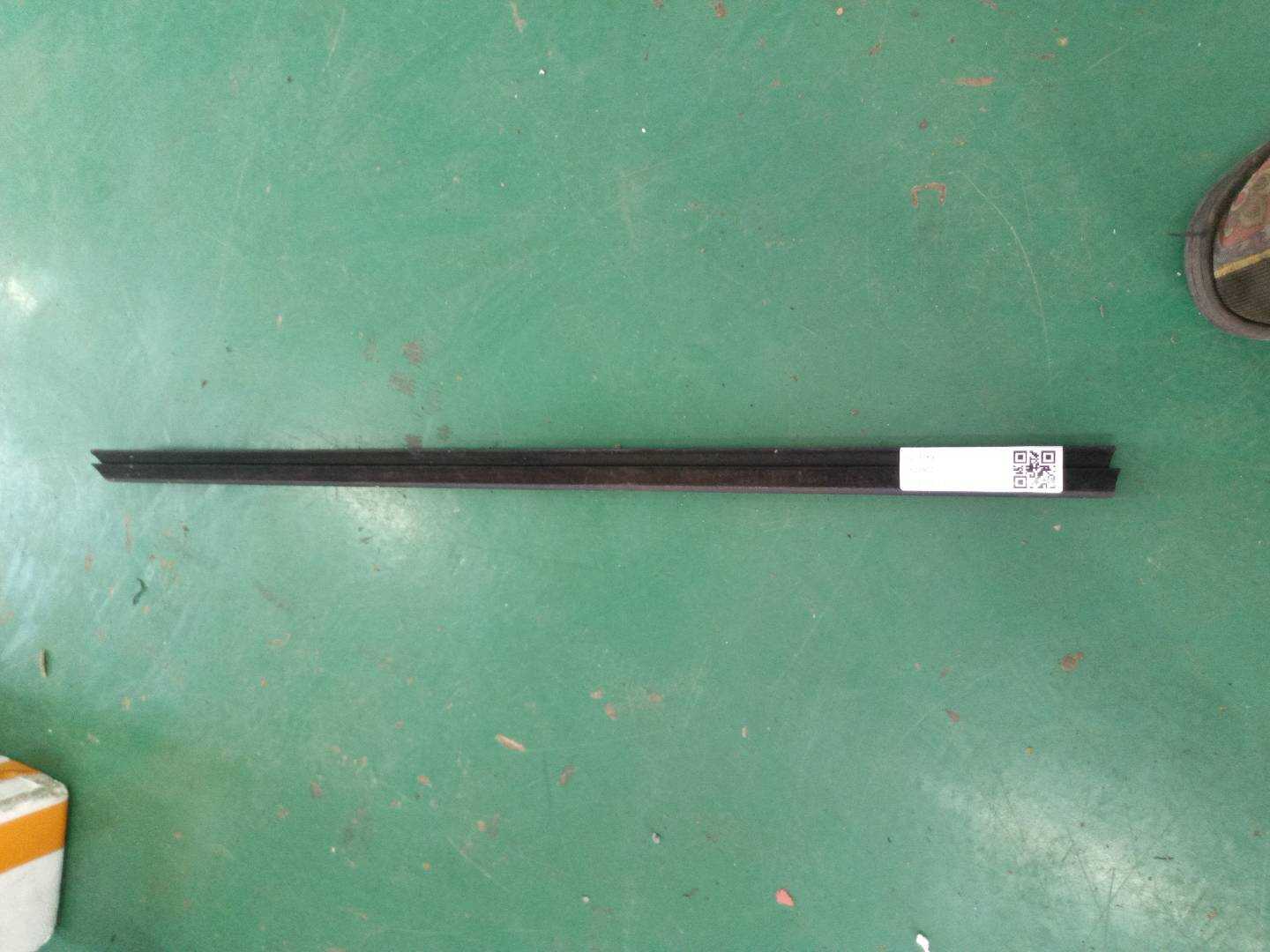 LR048290 Front Door Window Molding (Right Inner)