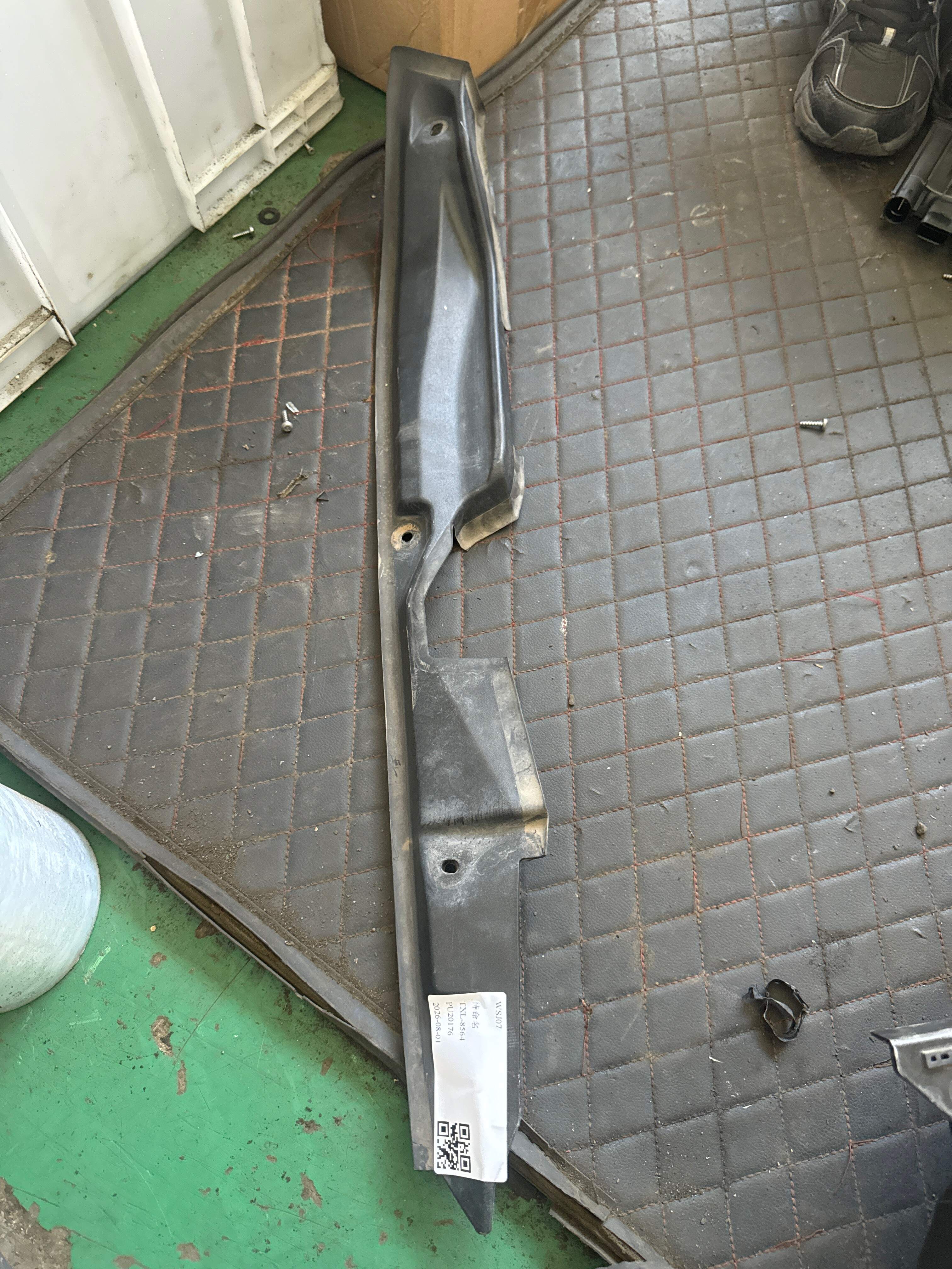 51767450920 前挡下包角(右)