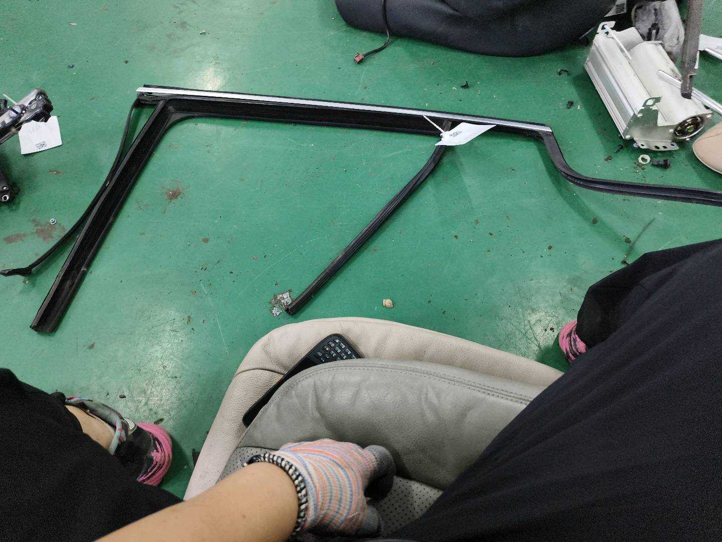 5ND839431A 后门玻璃绒槽(左)