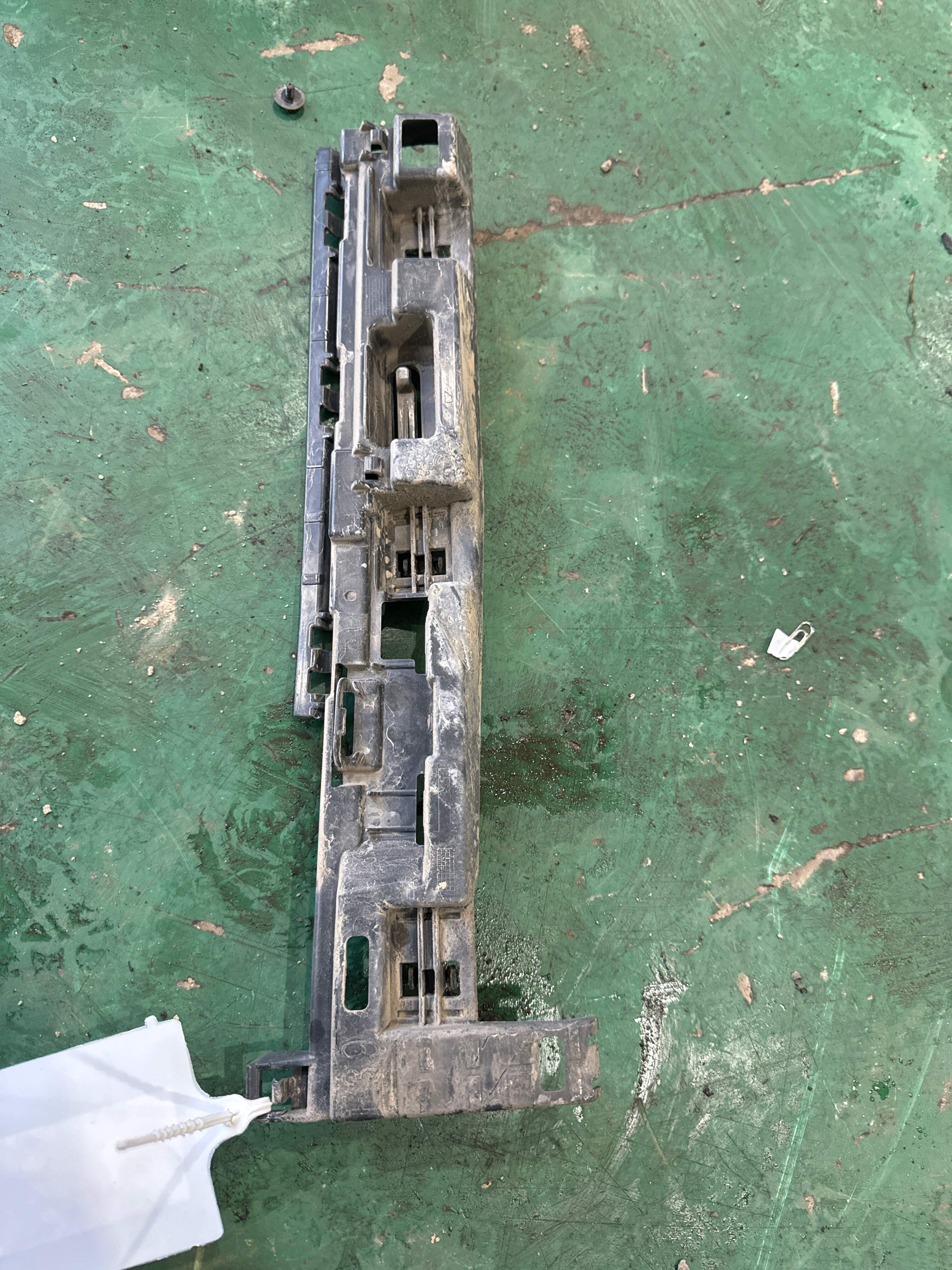 51777426452 底大边支架(右后)