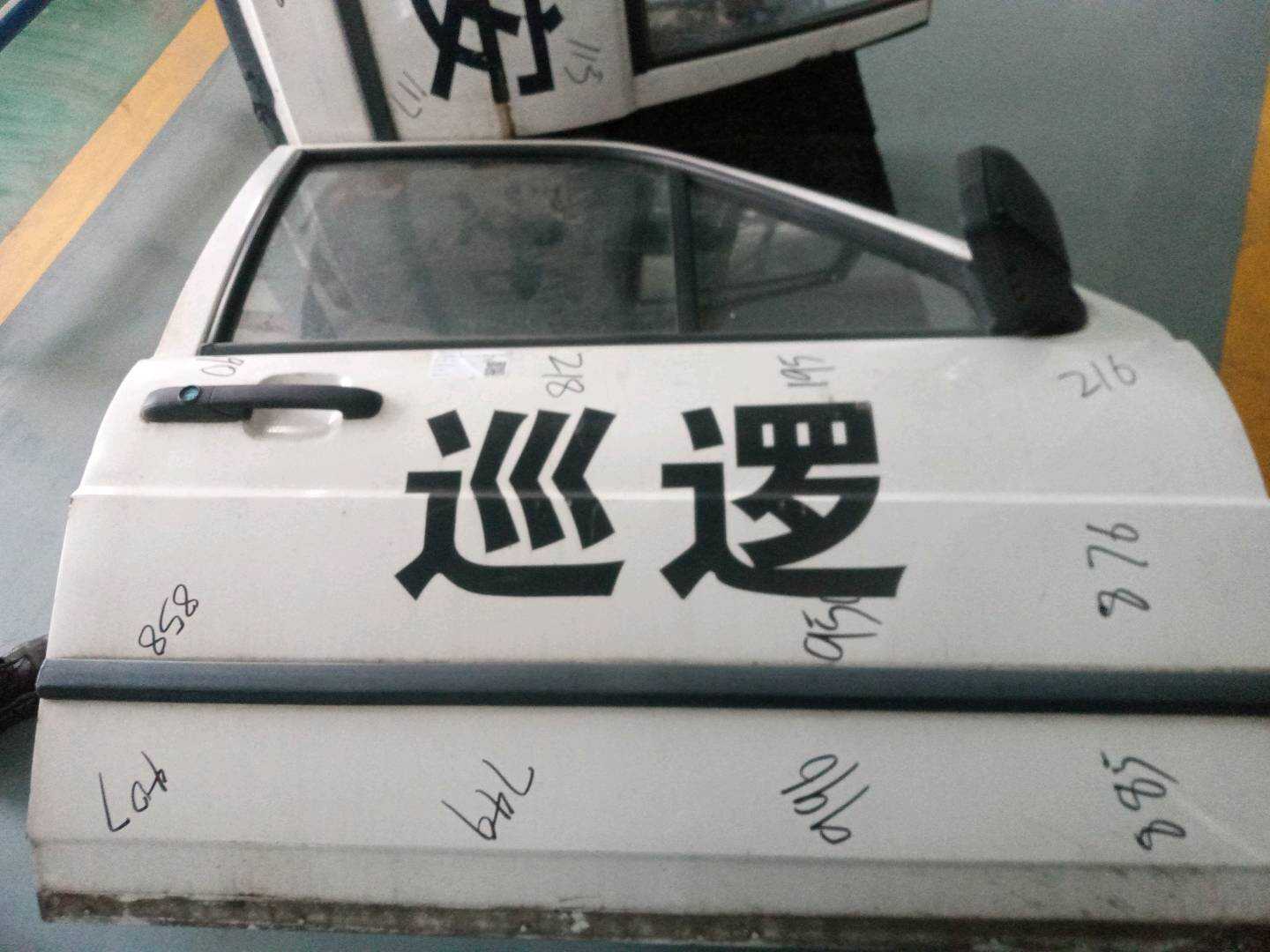 330831052E 前门壳（右）