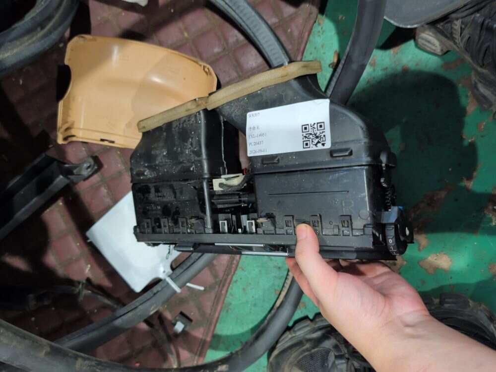 64229112151 Dashboard Center Vent