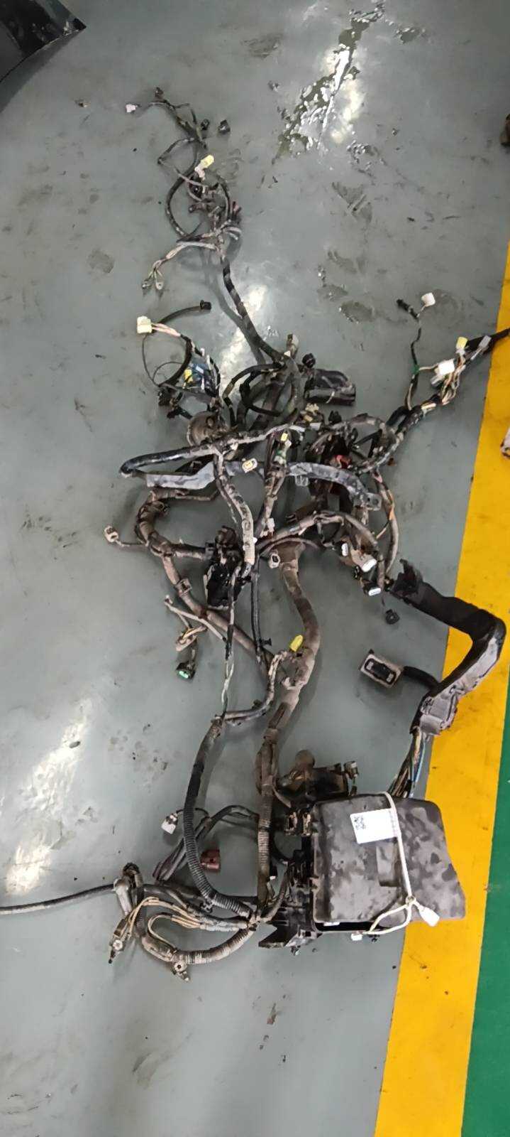 8211502U20 发动机仓线束