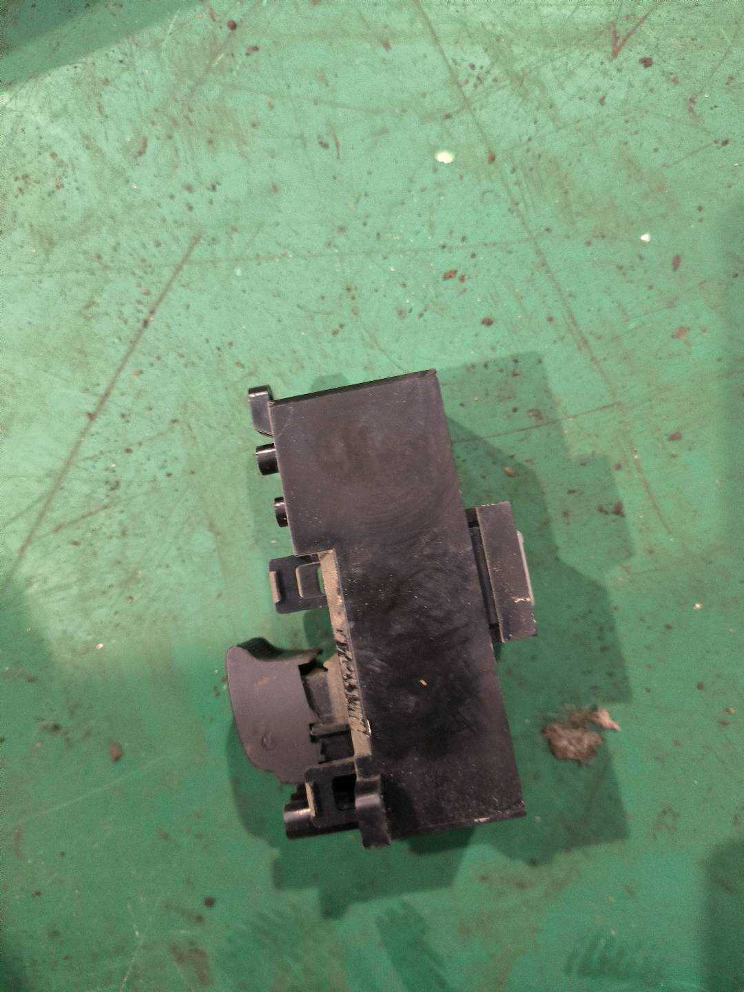 35770T2AA01 后门玻璃升降开关（左）