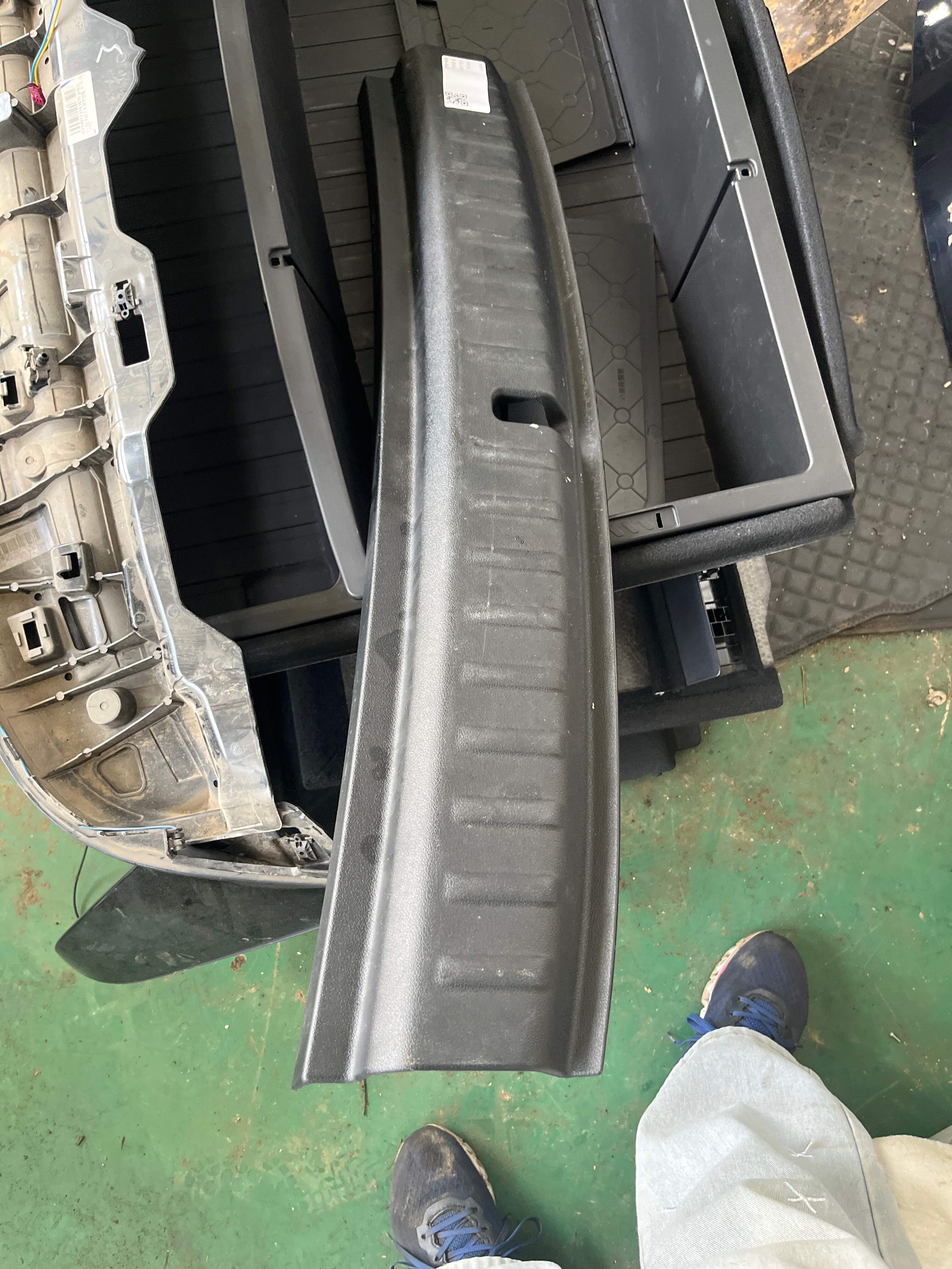 51479461985 Rear Upper Panel Trim