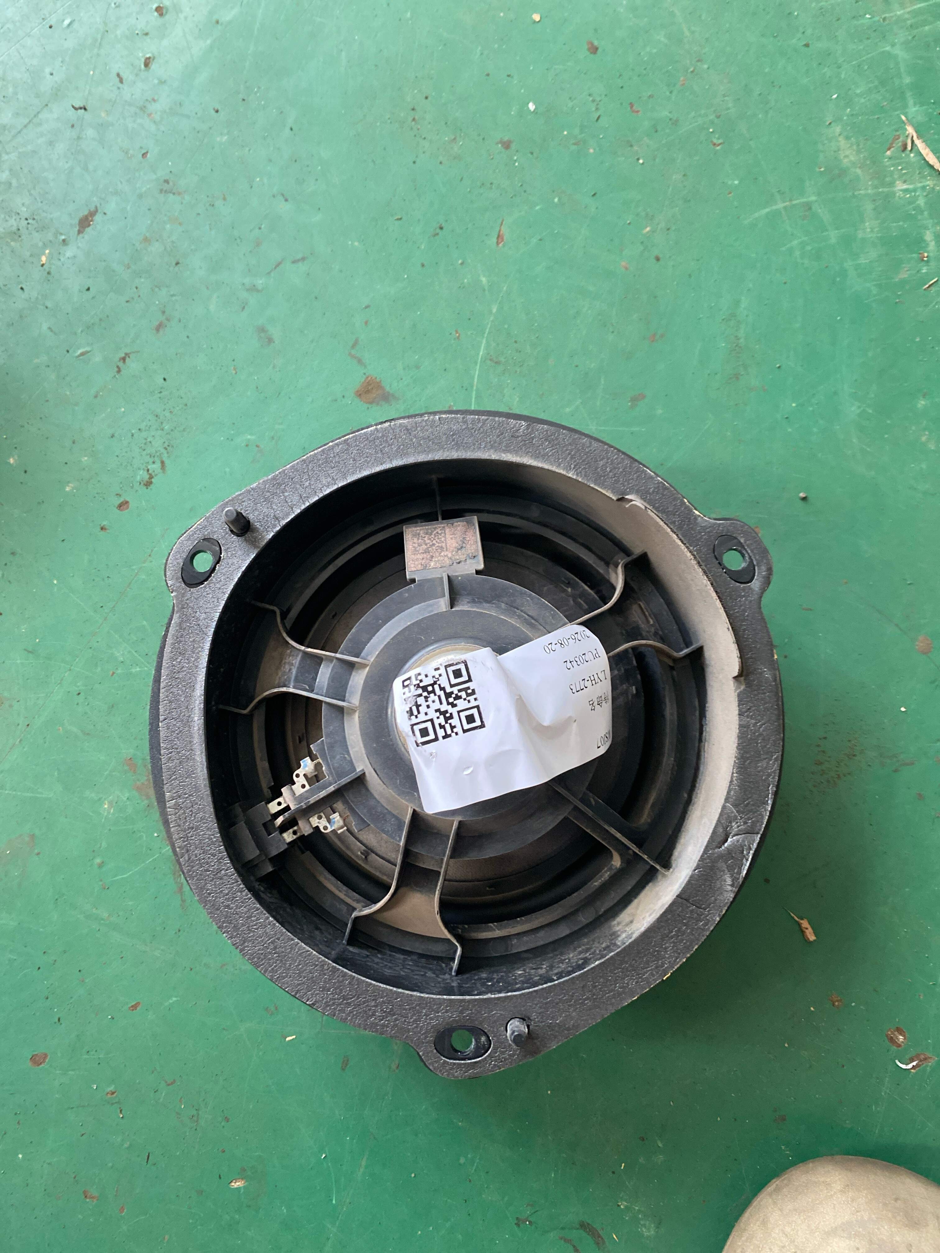 8V4035411 后门低音扬声器(右)