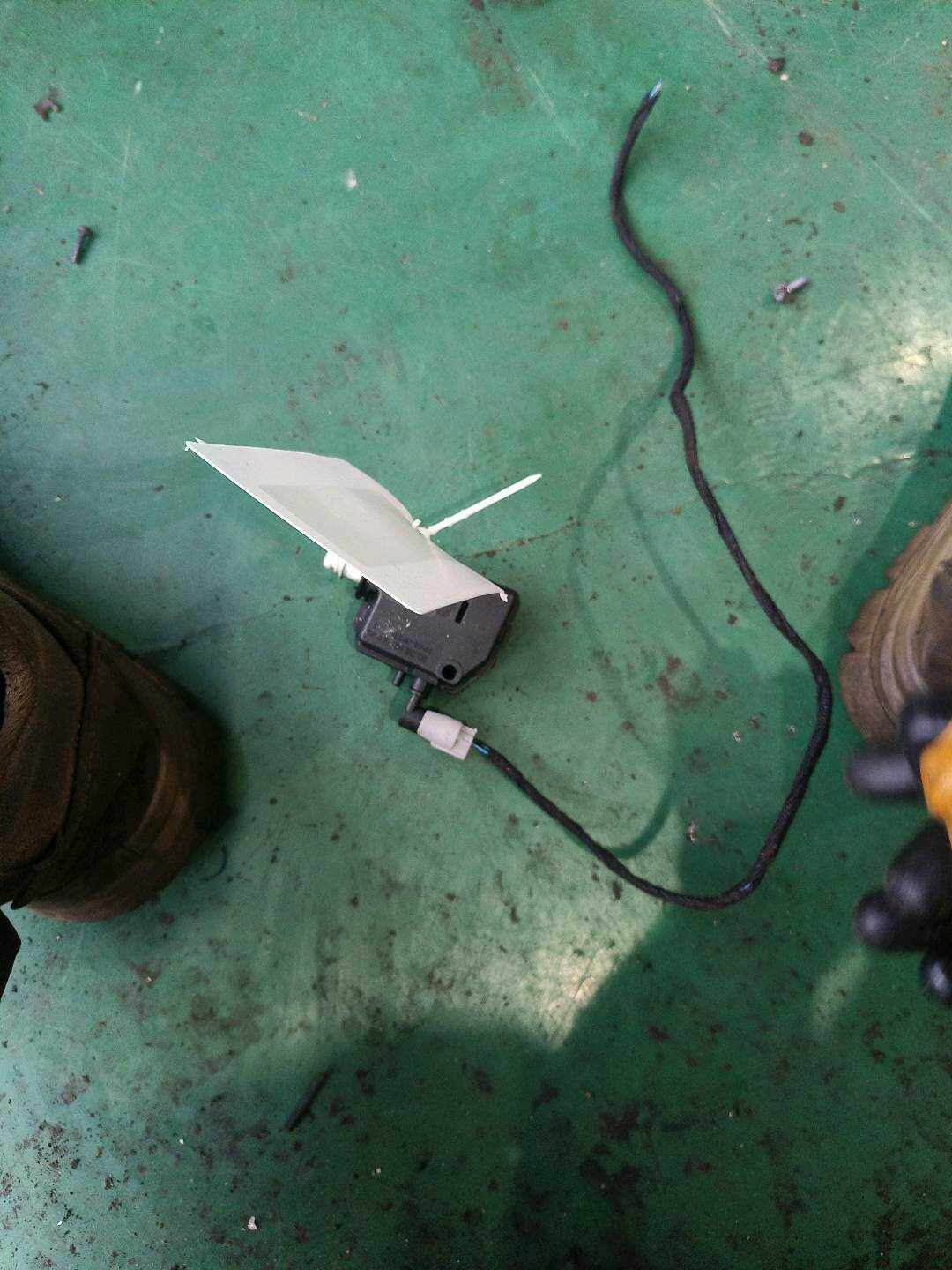 67117270792 燃油箱门开启执行器