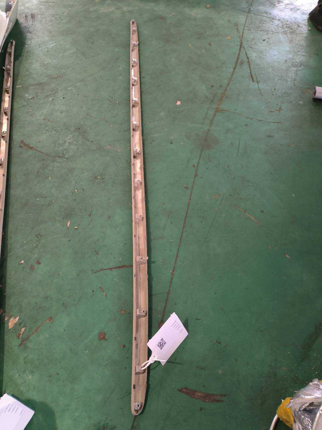 768532V70A 底大边饰条(左)