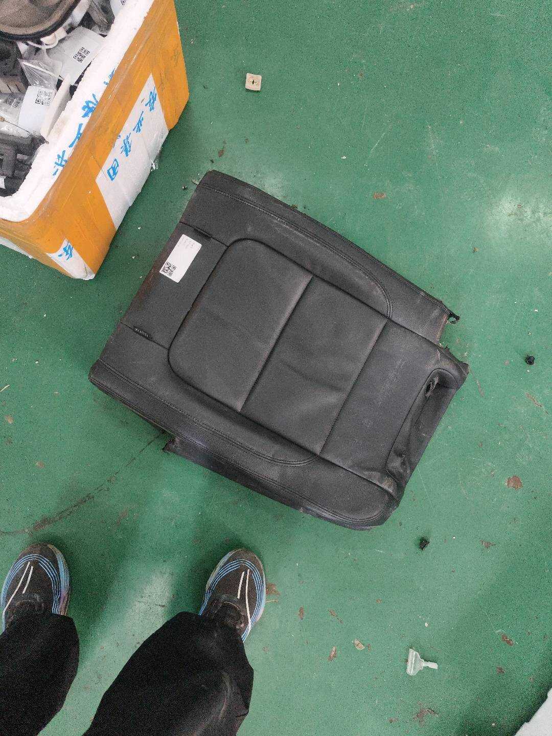 7N0885776G 后座椅靠背软垫（右）