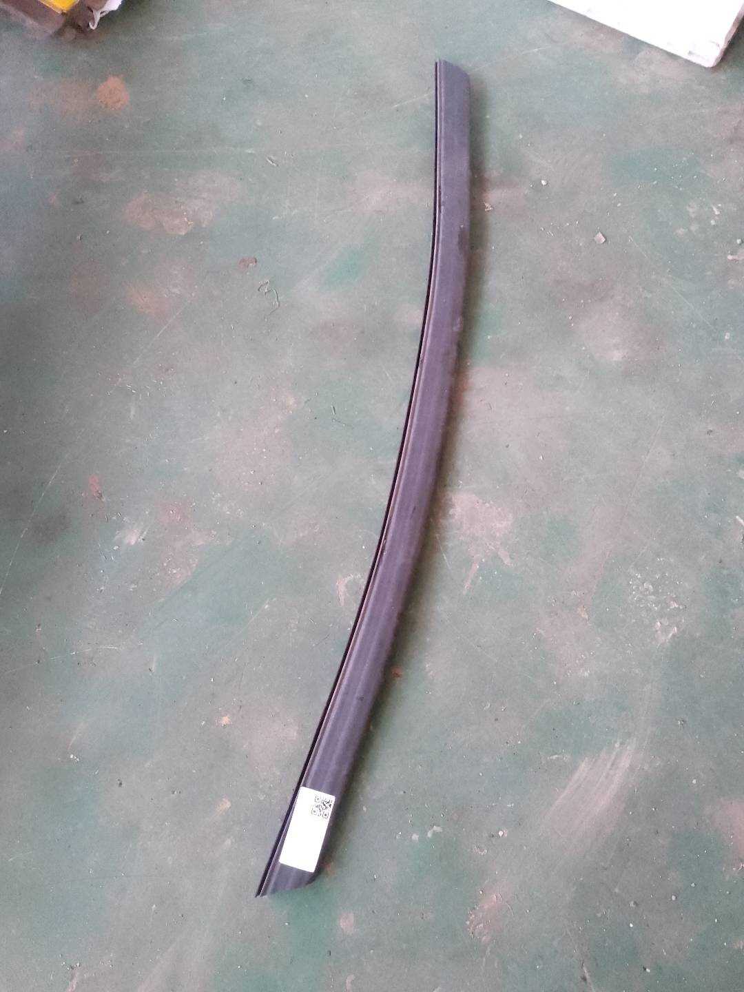 51762990366 前机盖胶条(后)