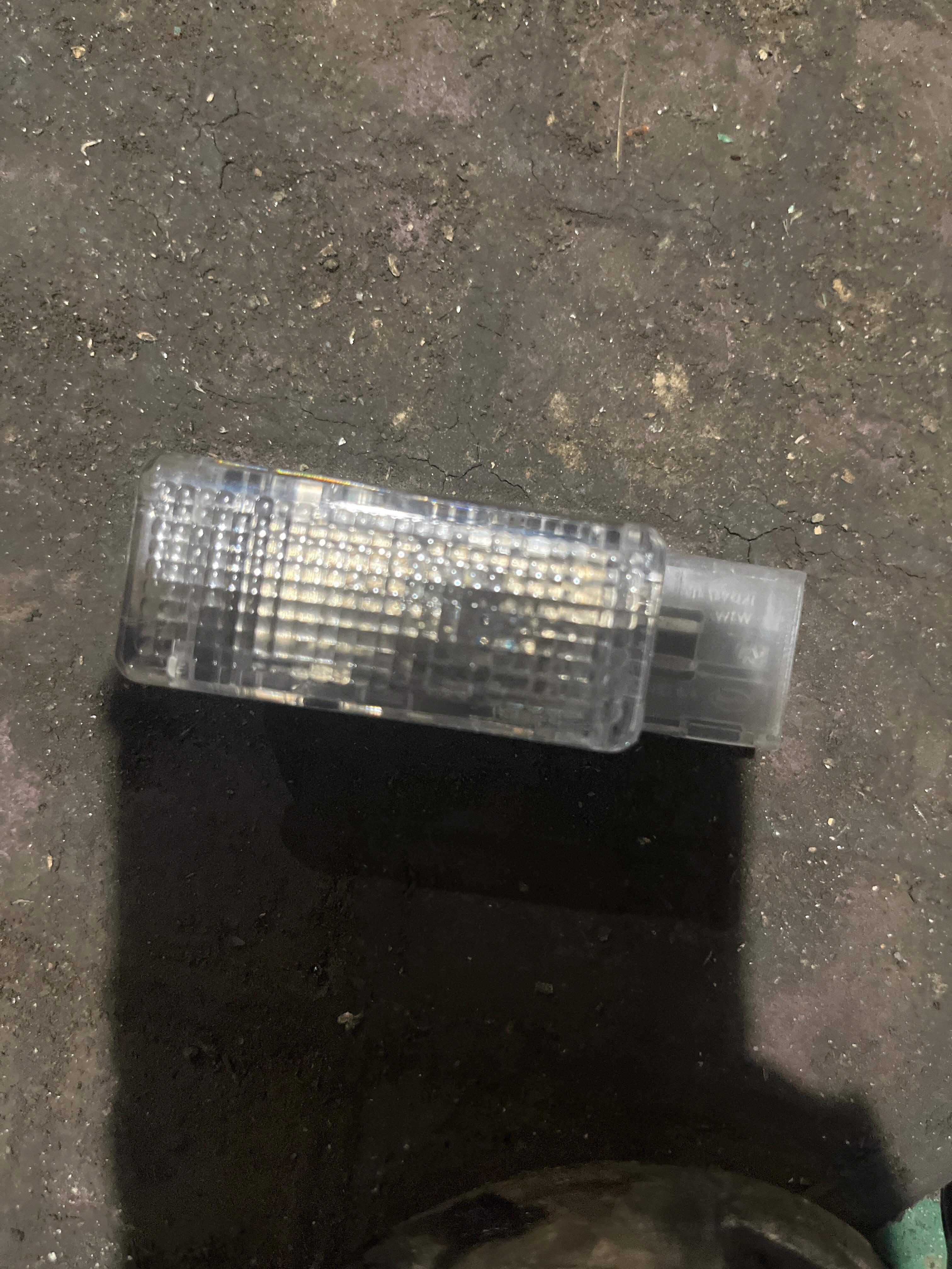 L1KD947415 仪表台杂物箱灯