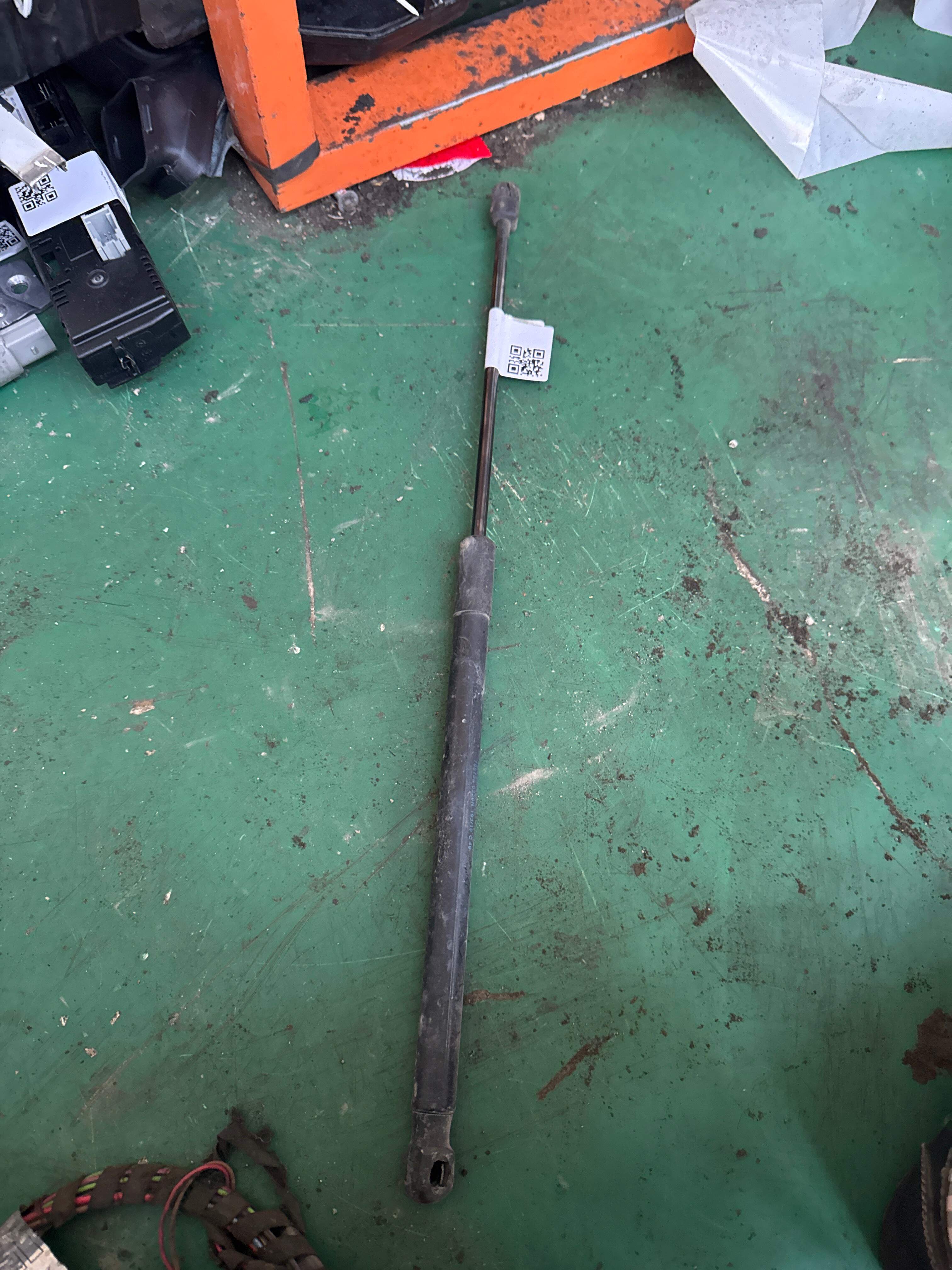 7N0823359 前机盖撑杆