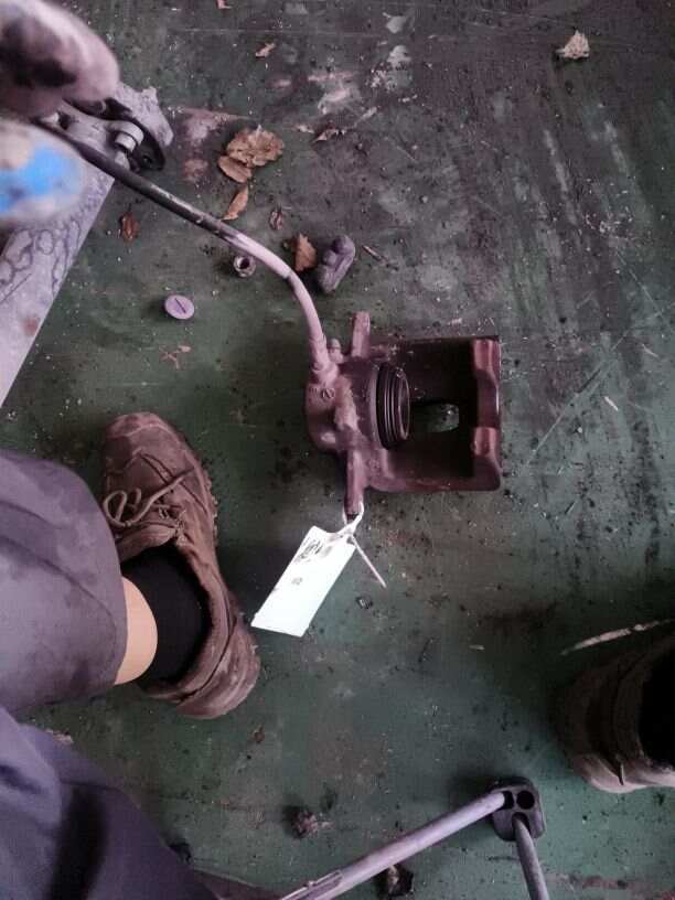 A2044212381 前制动分泵