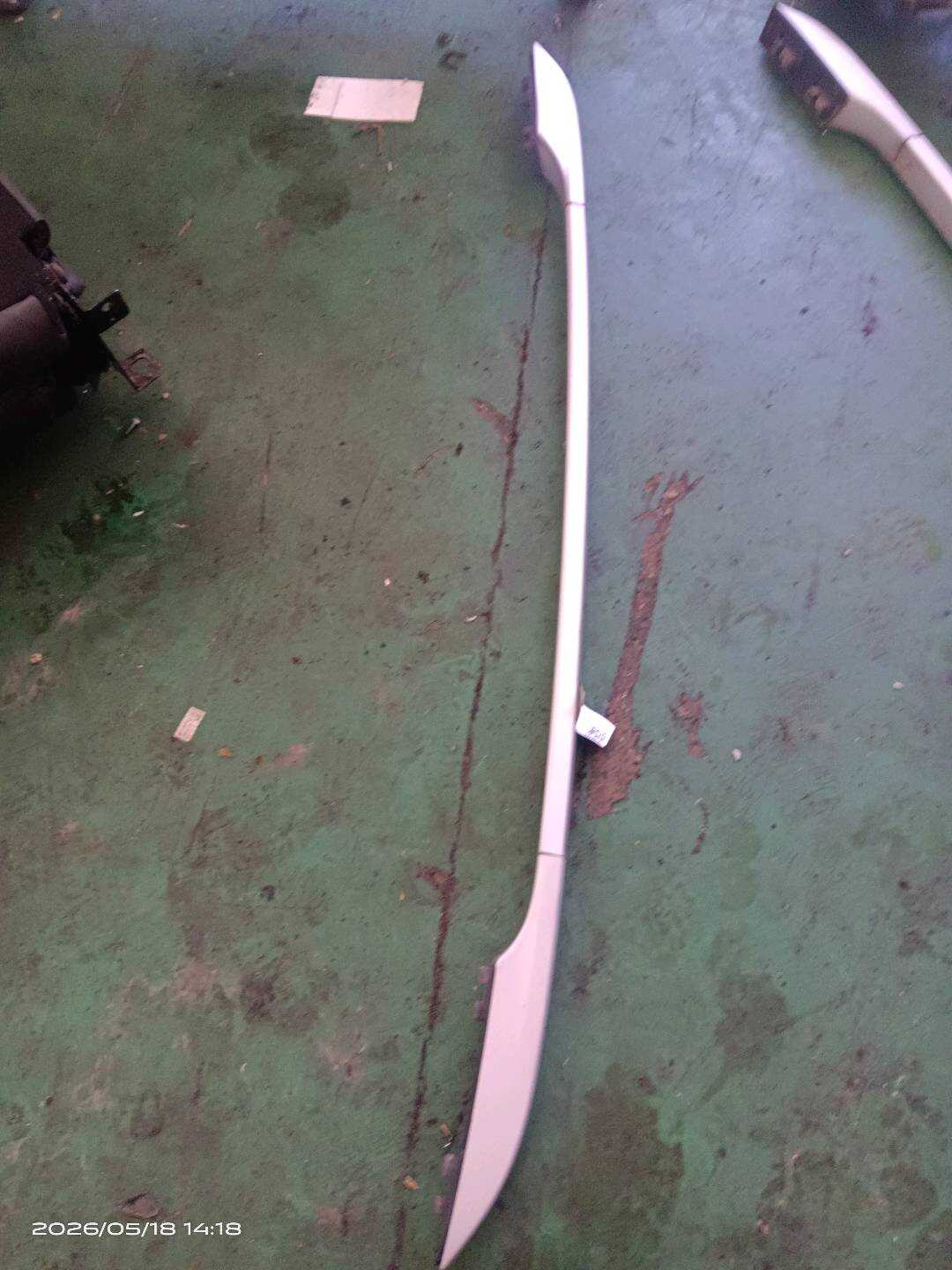 9802066680 车顶行李架（右）