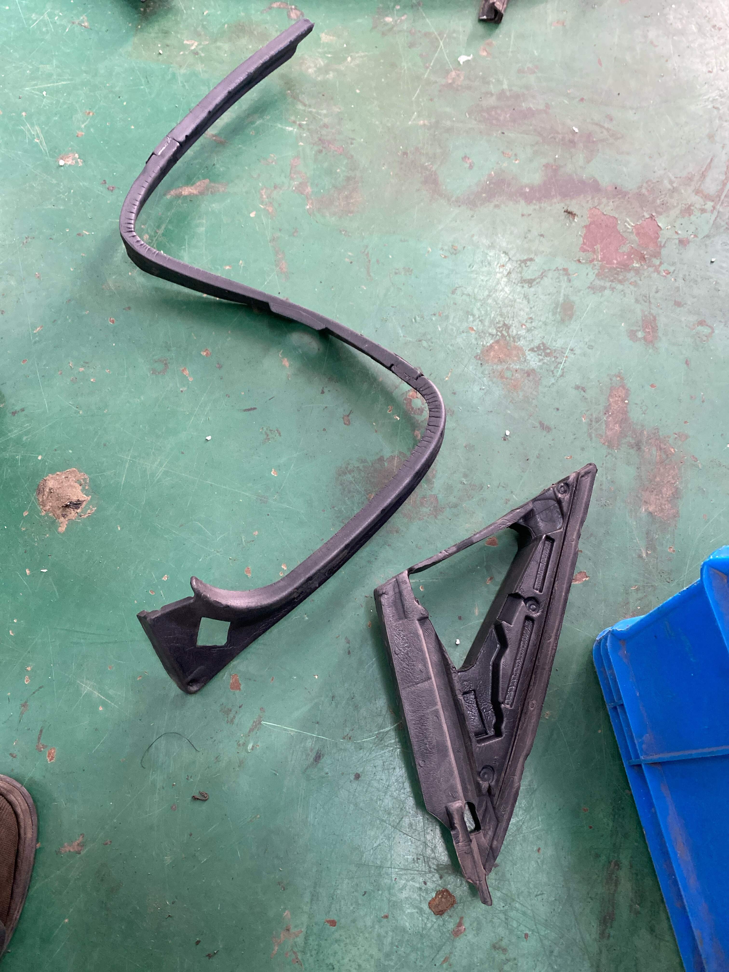 LR027336 Front Door Window Frame Outer Trim, Right
