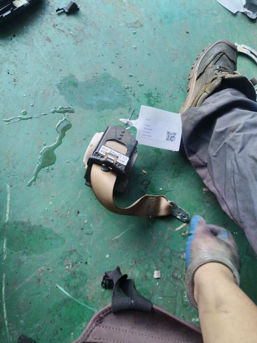 72119160125 后座椅侧安全带（右）