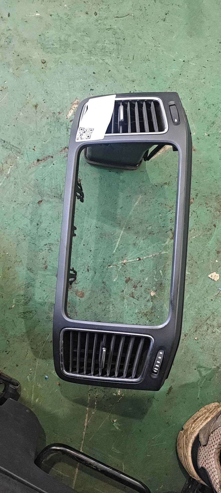 7N0858069D Dashboard Center Vent