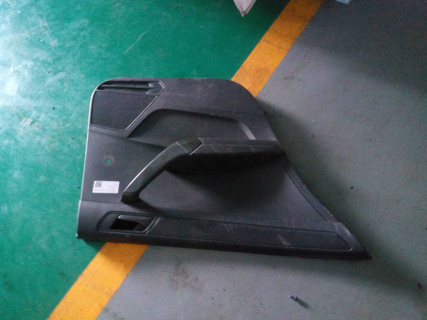 34D867211H82V 后门内饰板（左）