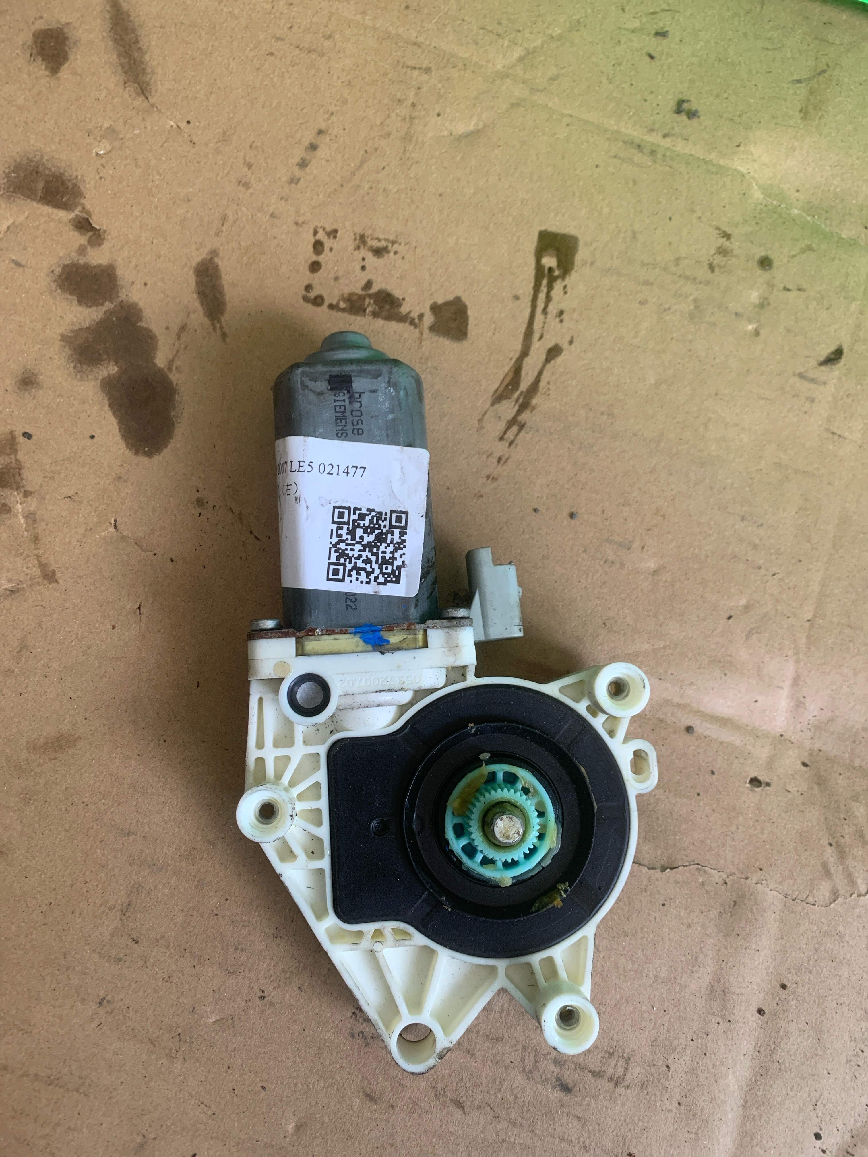 9073101 Front Door Window Motor, Right