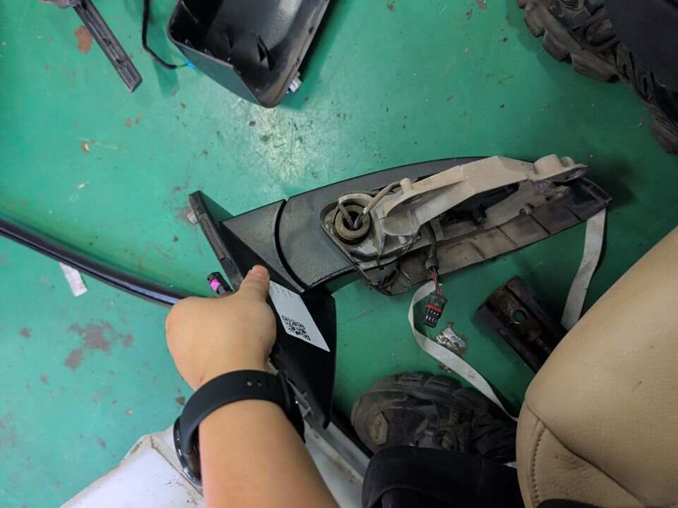 51167282736 倒车镜固定座(右)