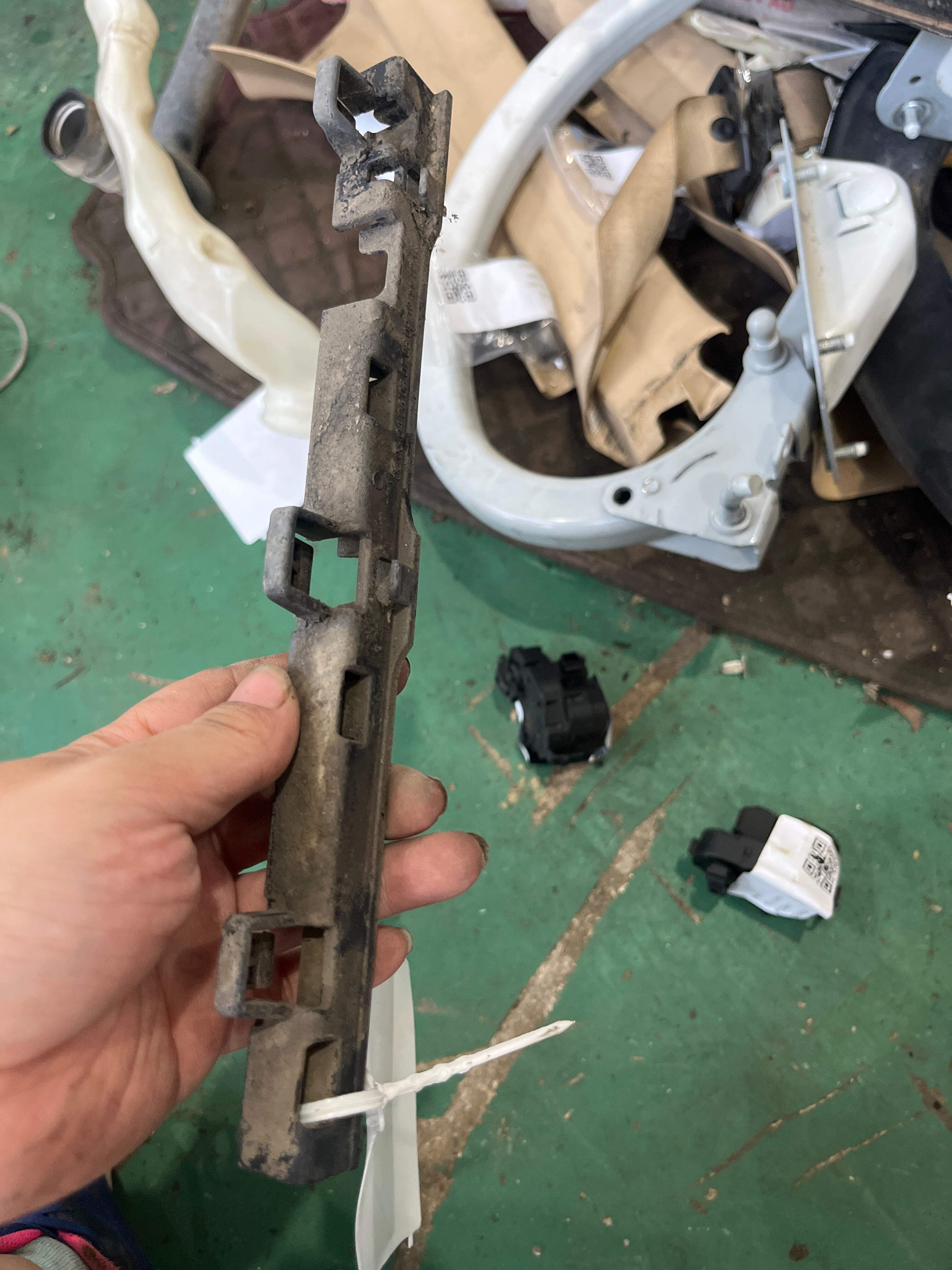 51177201253 Rocker Panel Bracket, Front Left