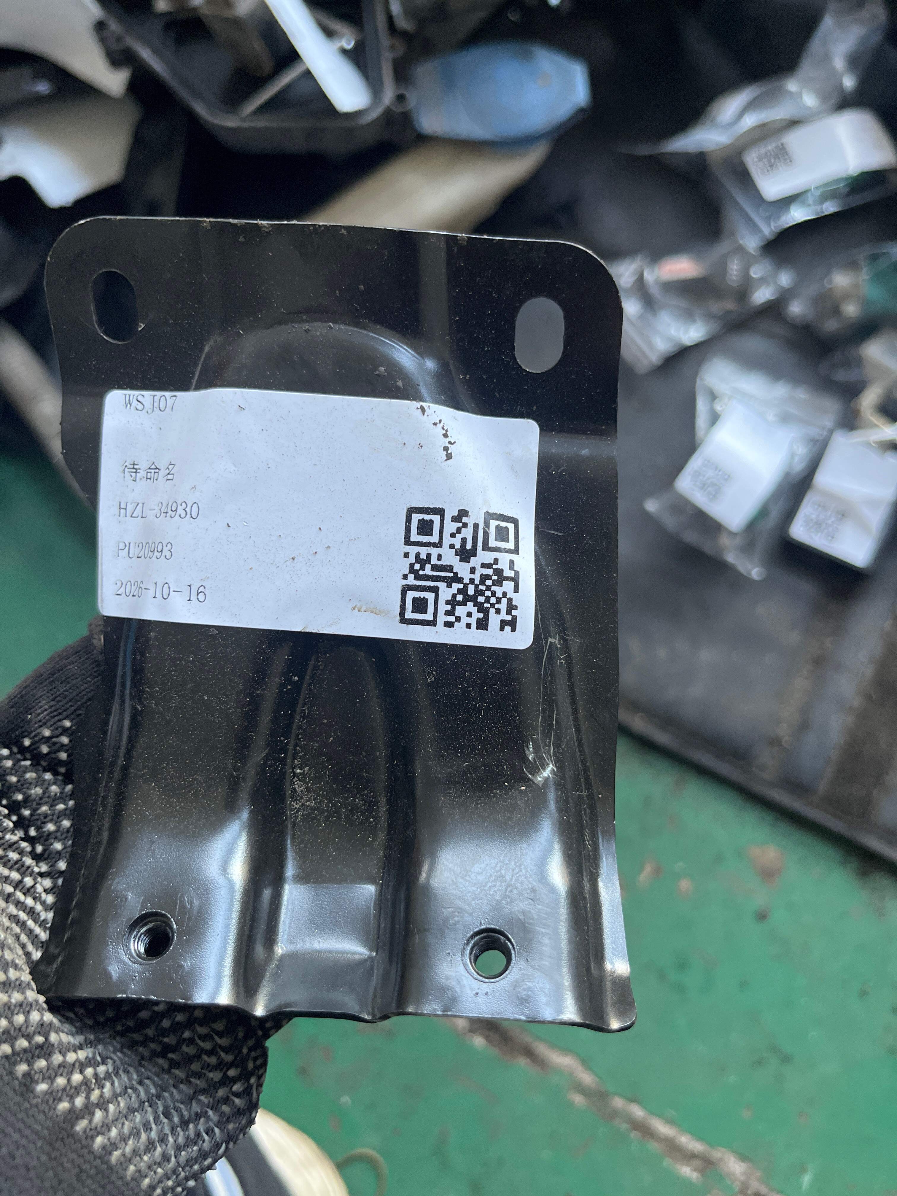 4L0810498D 连接件 B柱