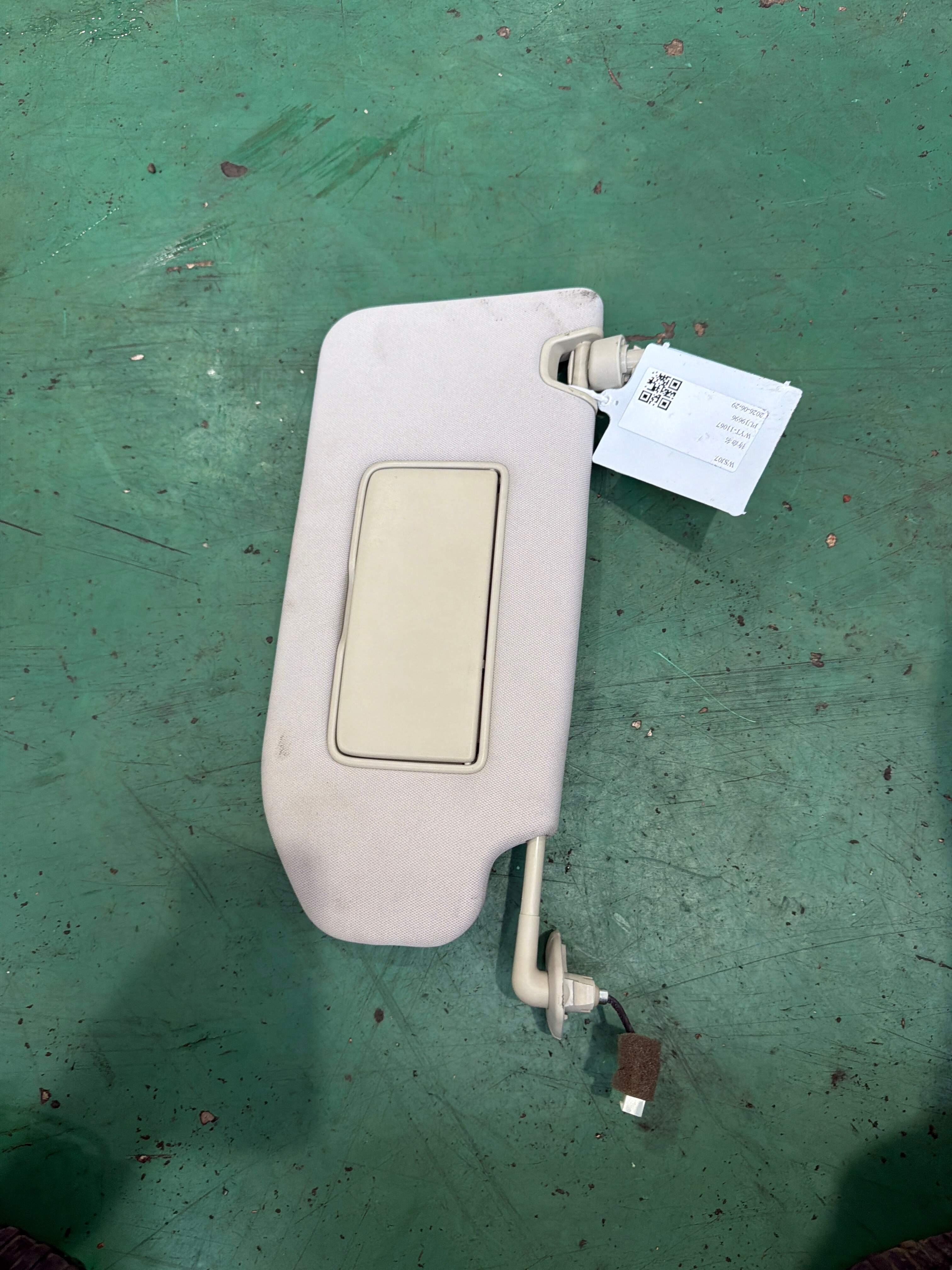 964001CK0E 遮阳板(右)