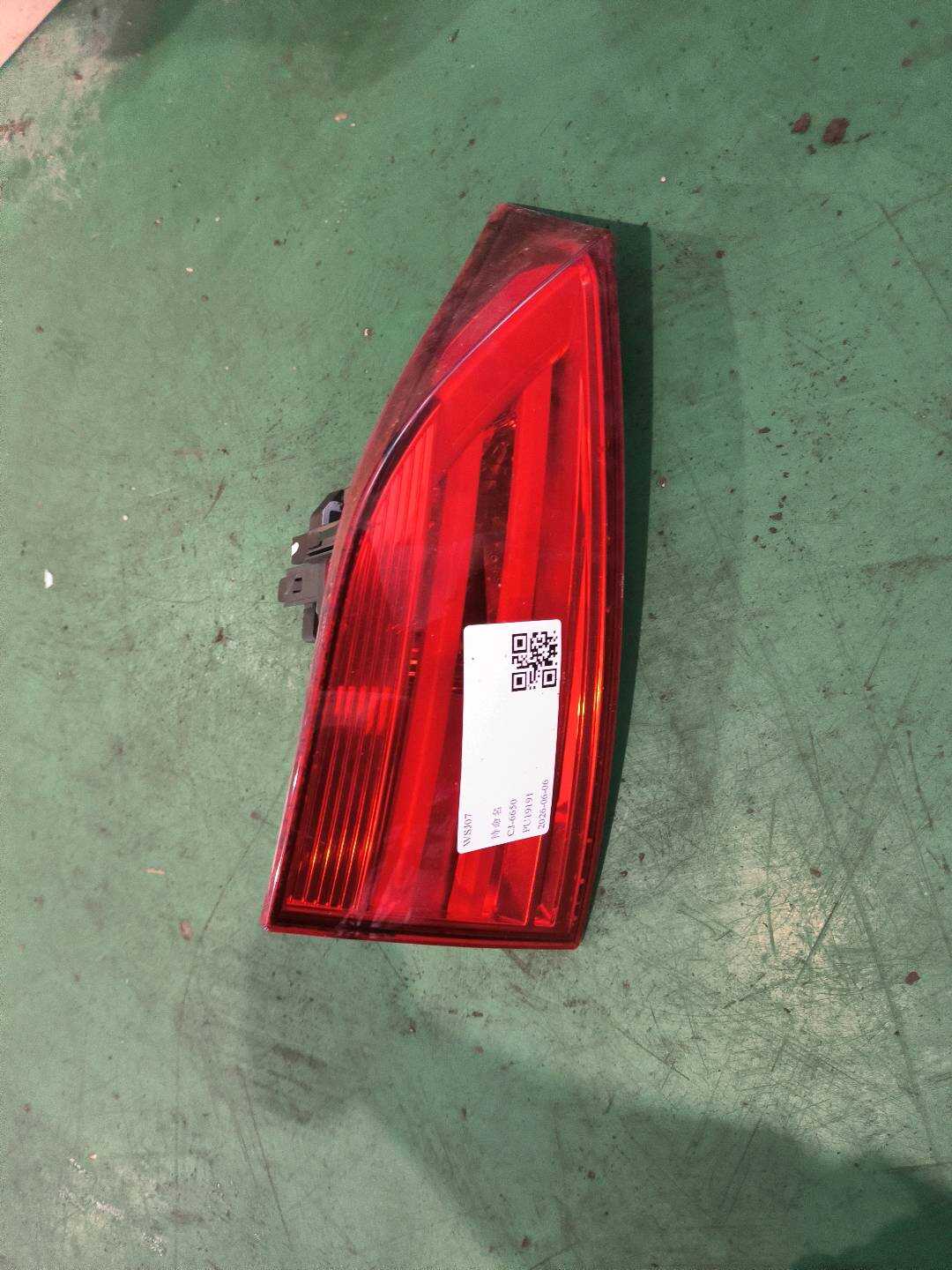 63212992480 Inner Tail Light Half Assembly, Right