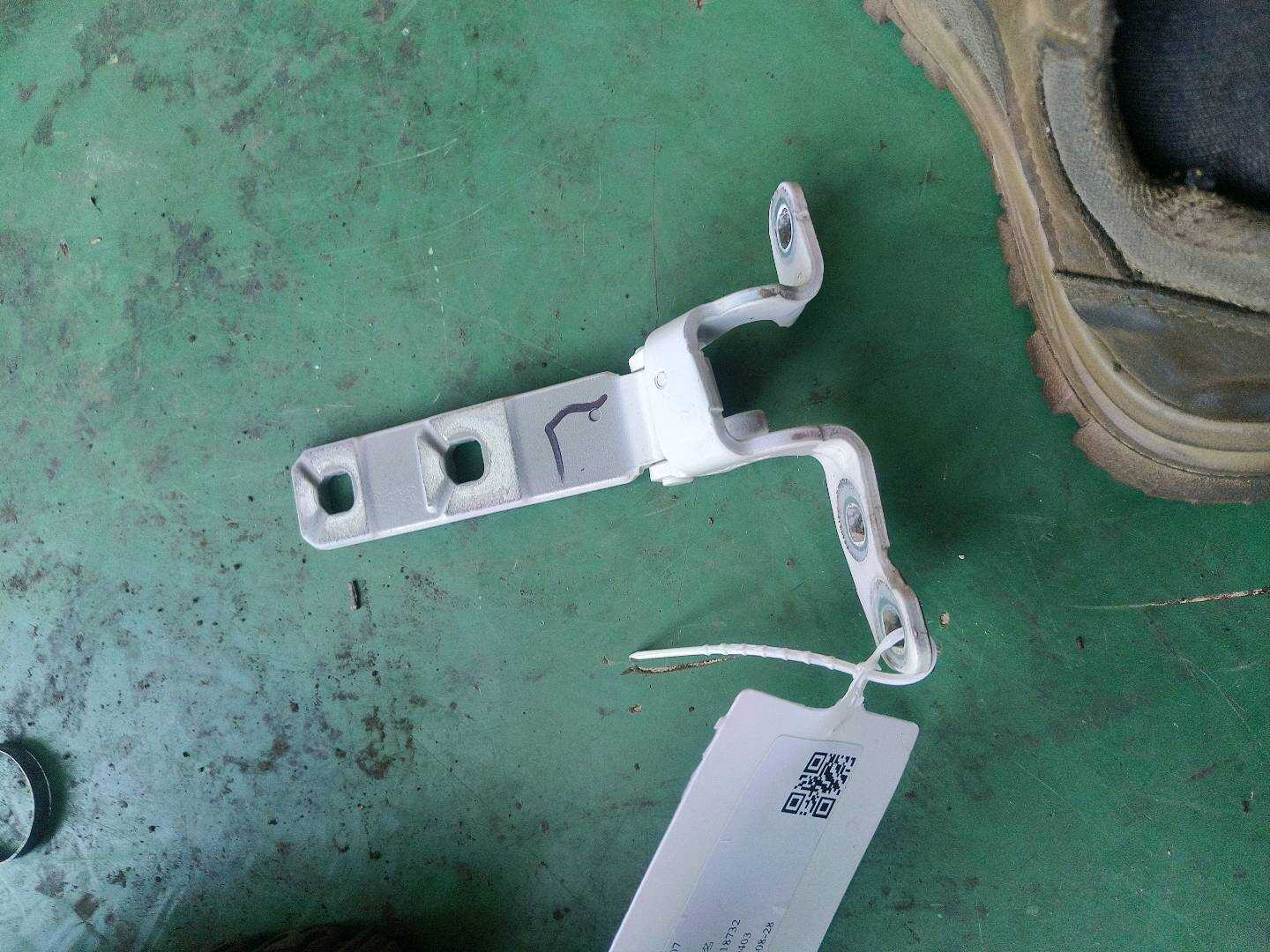 41007378127 尾盖铰链(左上)