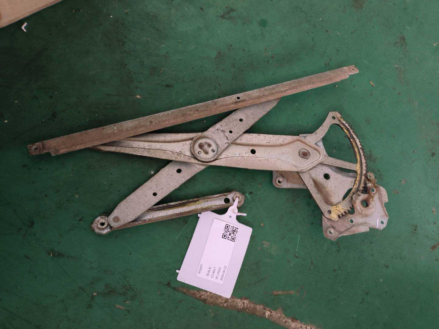 6980206160 前门玻璃升降支架(左)
