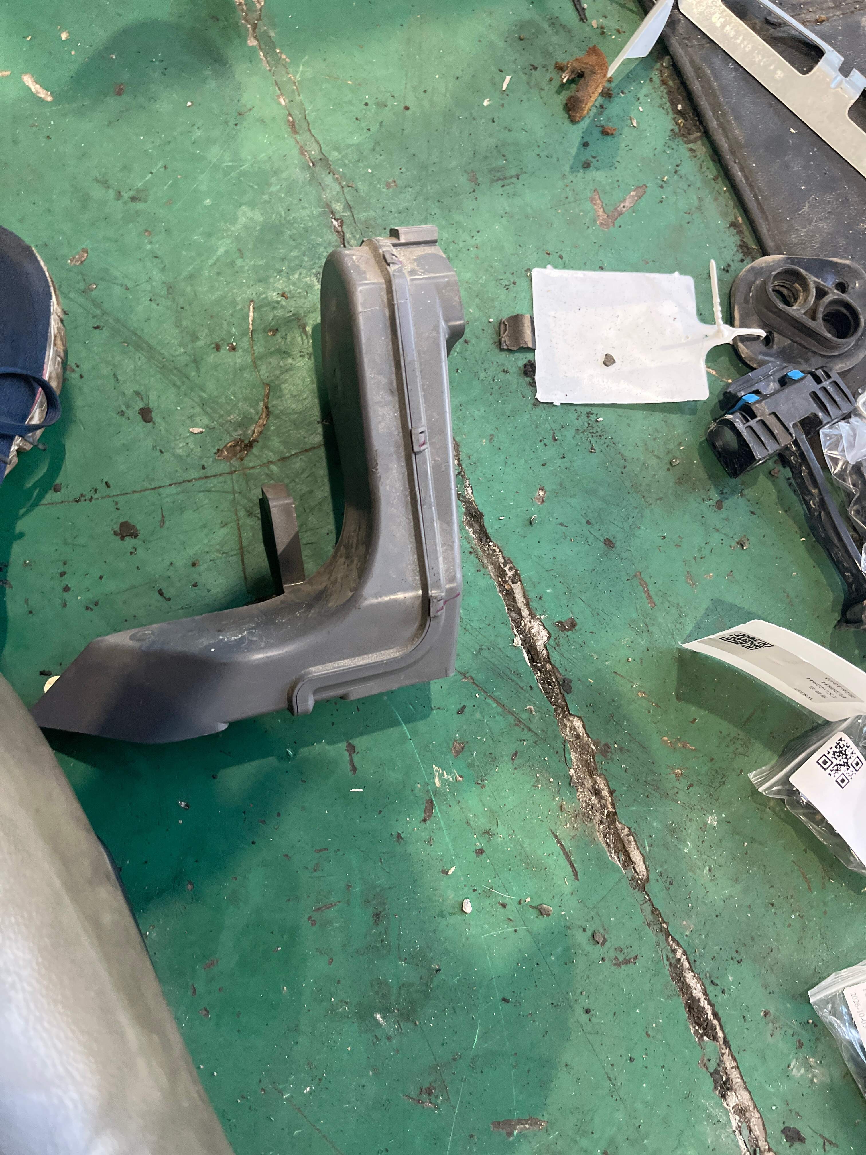 972824Q000 喷射通风管(右)