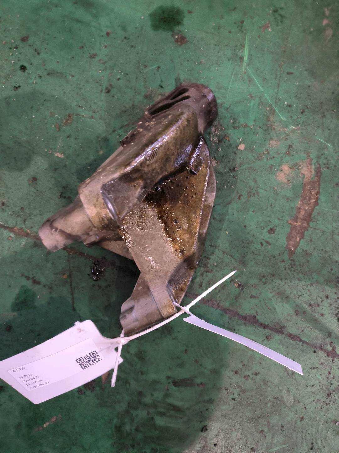 L8KD199307 Engine Bracket, Left