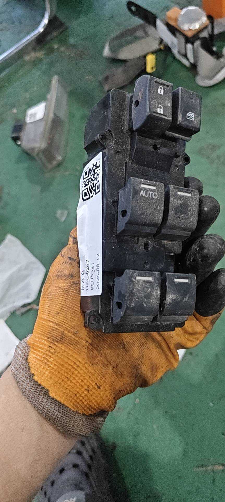 35750TS6H01 前门玻璃升降开关(左)