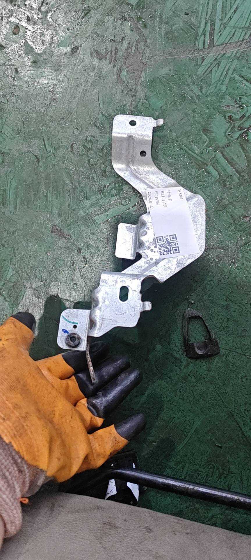 A1668600914 左侧遮阳卷帘支架