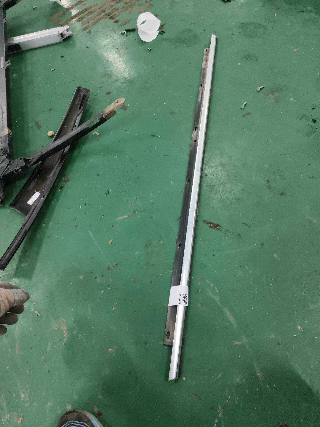 L4FD853763A2ZZ 后门玻璃压条(左外)