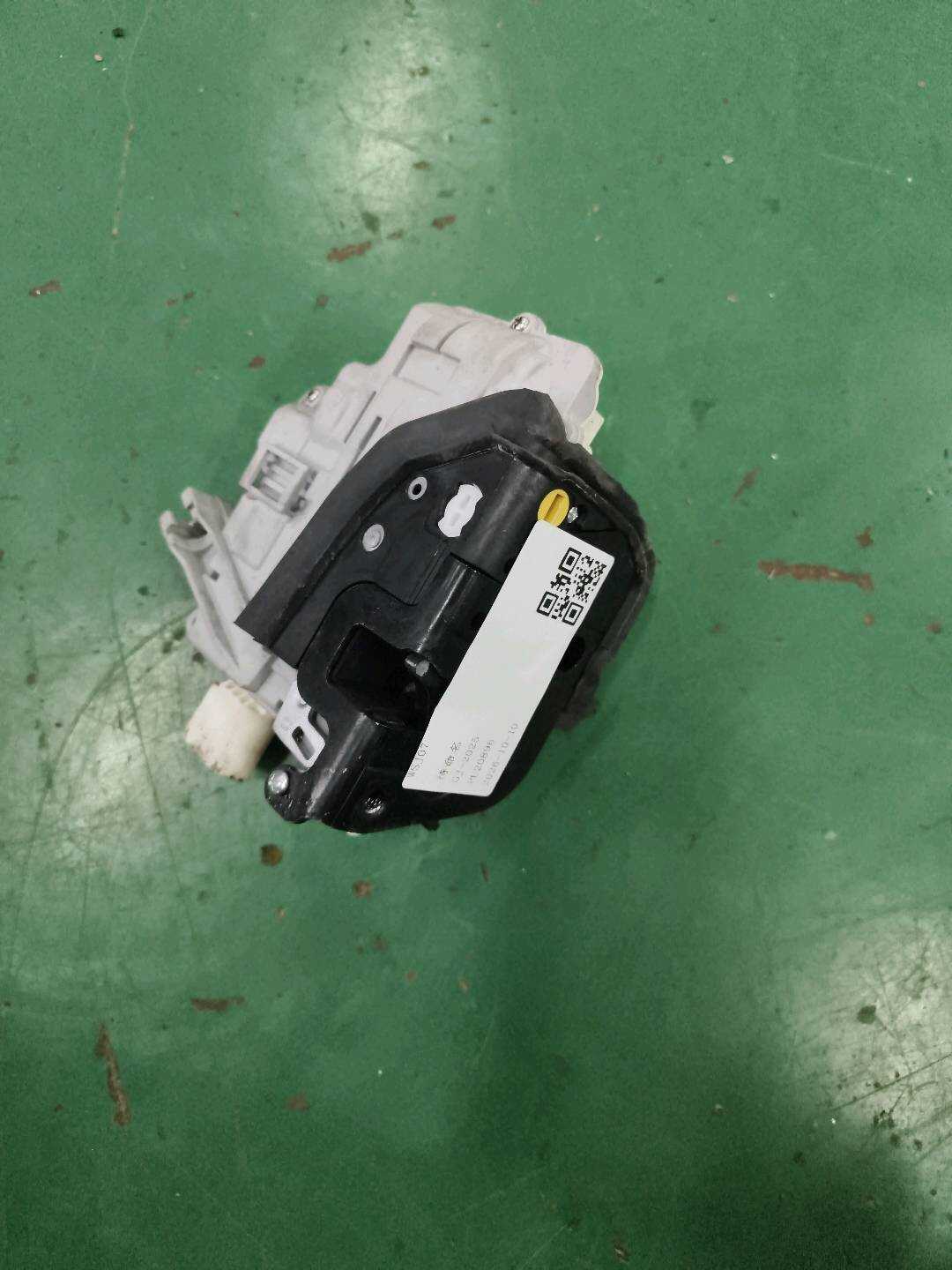 L4F1837016 前门锁总成(右)