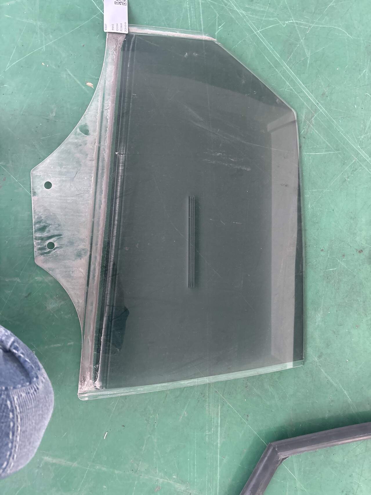L8U0845206 后门玻璃（右）