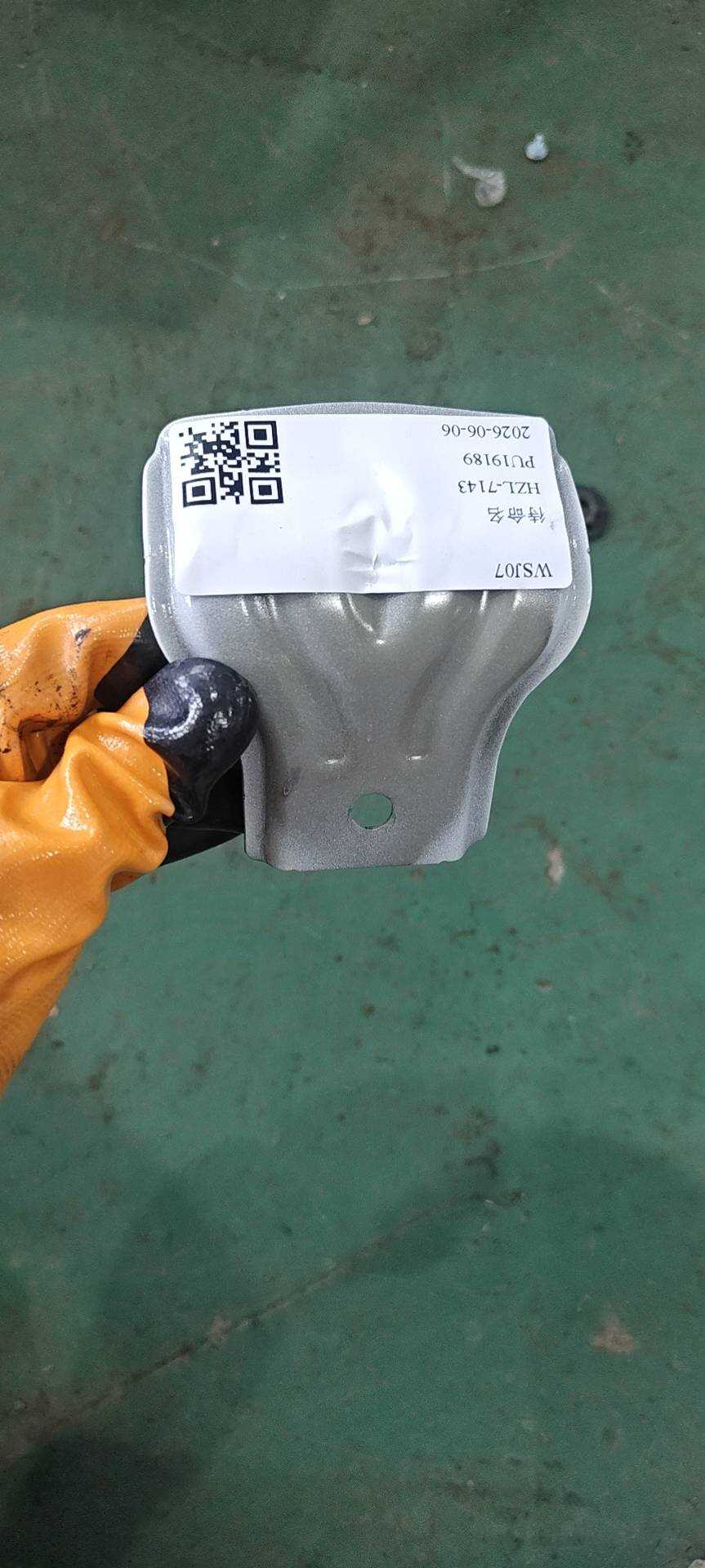 1012039153 行李架中支架总成