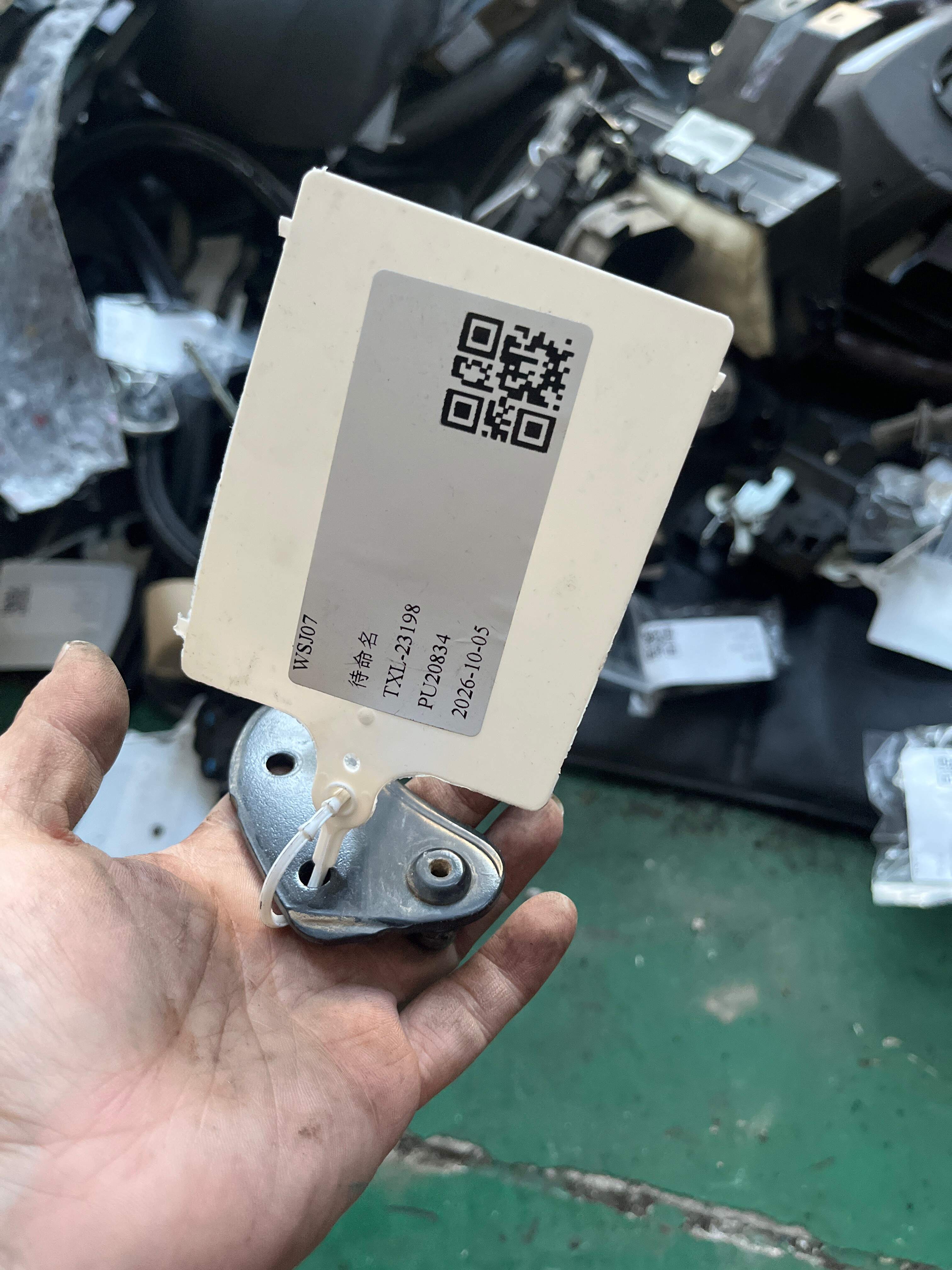 7N0827436B 尾盖撑杆支架(右上)