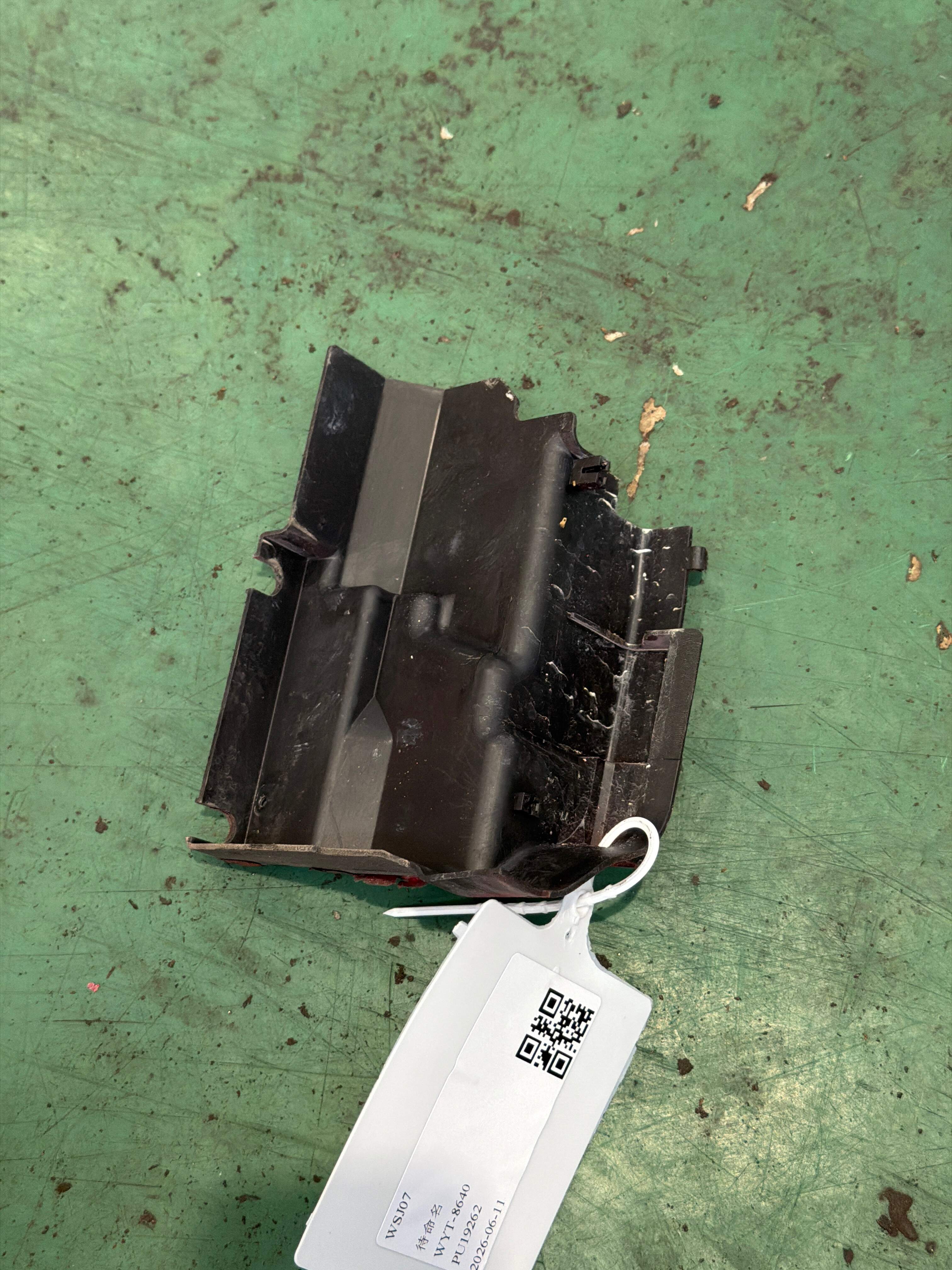 813682C500 左前门锁机护盖(右)