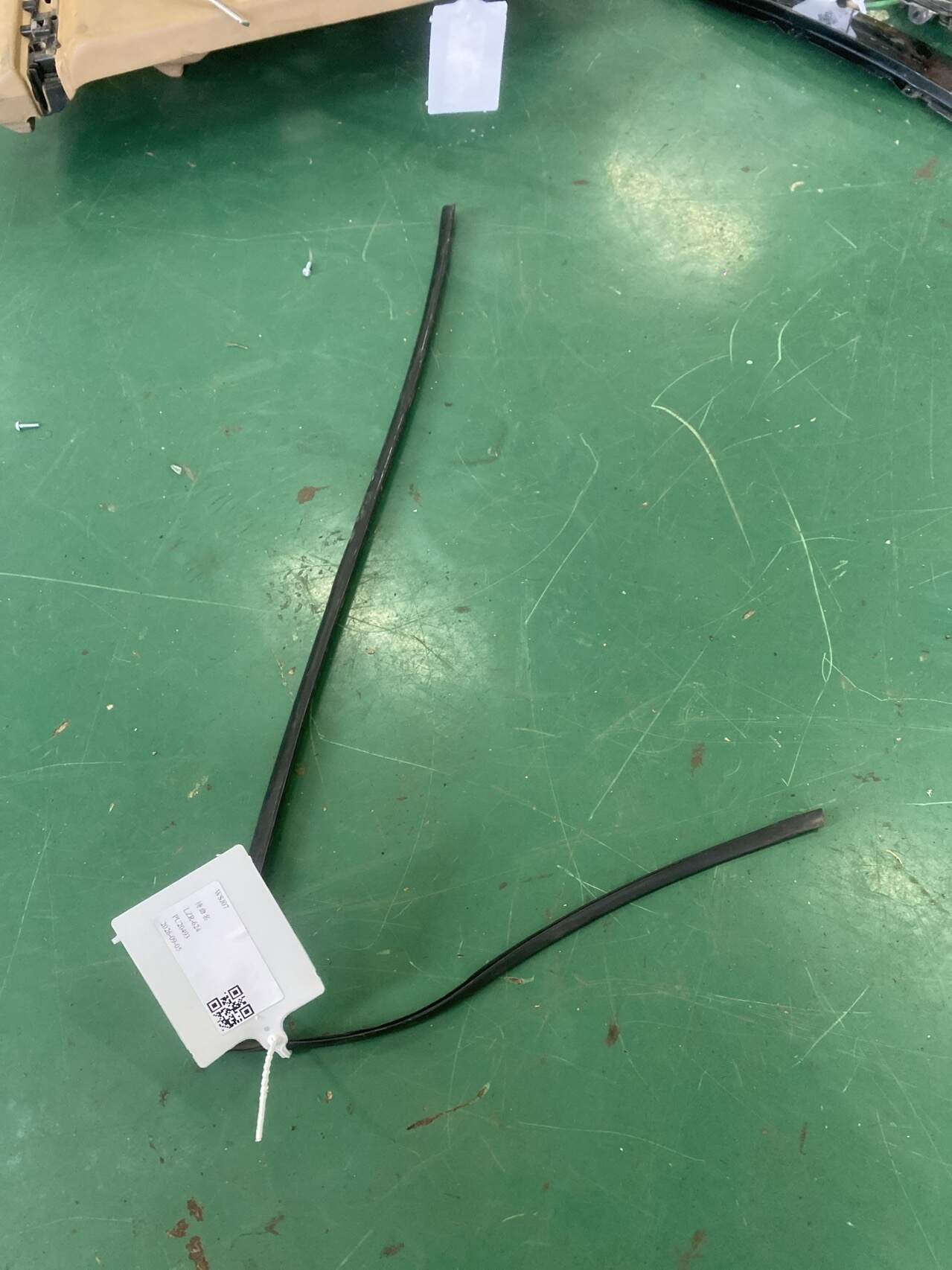 97053655601 后门玻璃导轨（右）