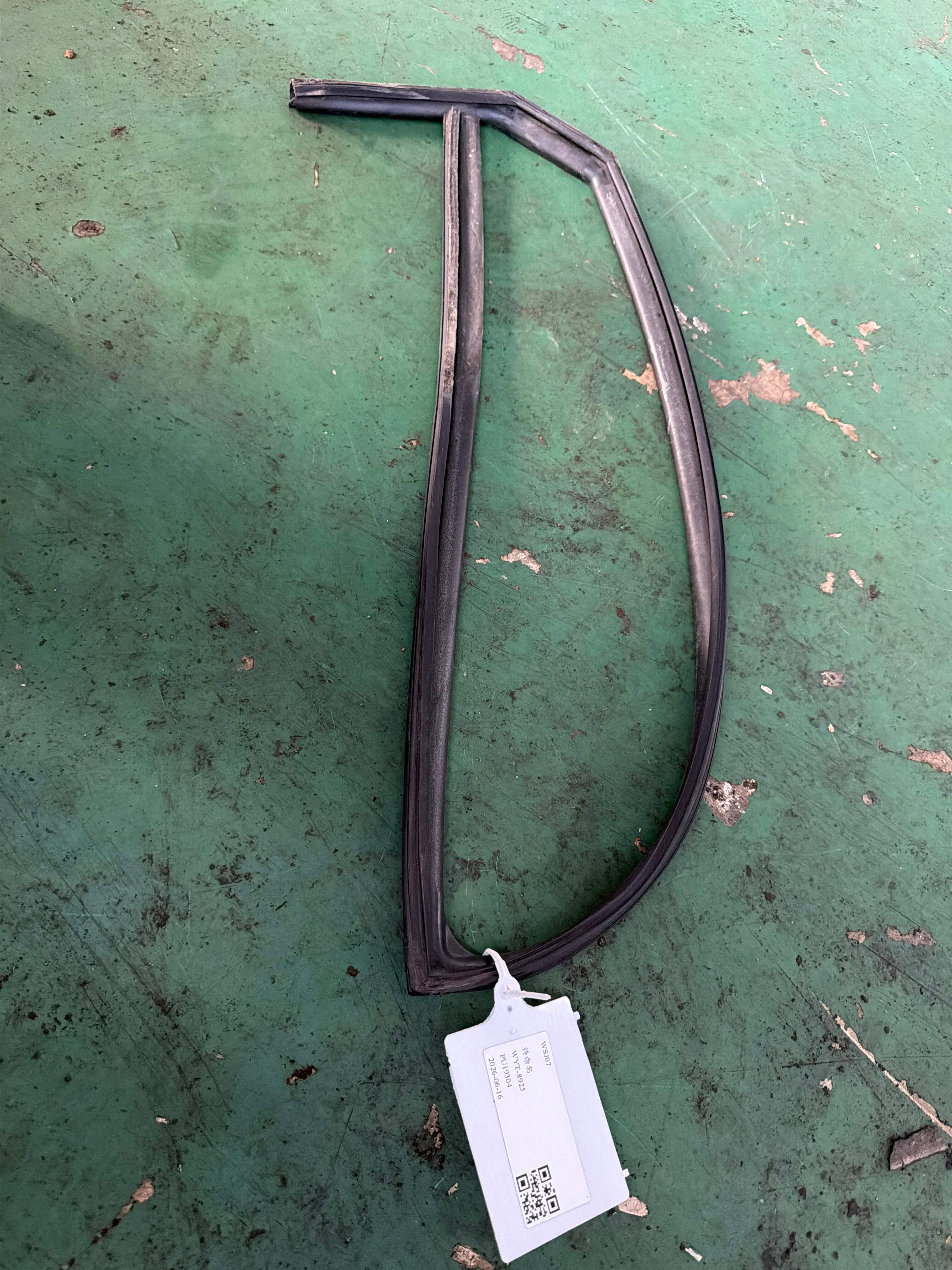 835403S000 后门玻璃绒槽(右)