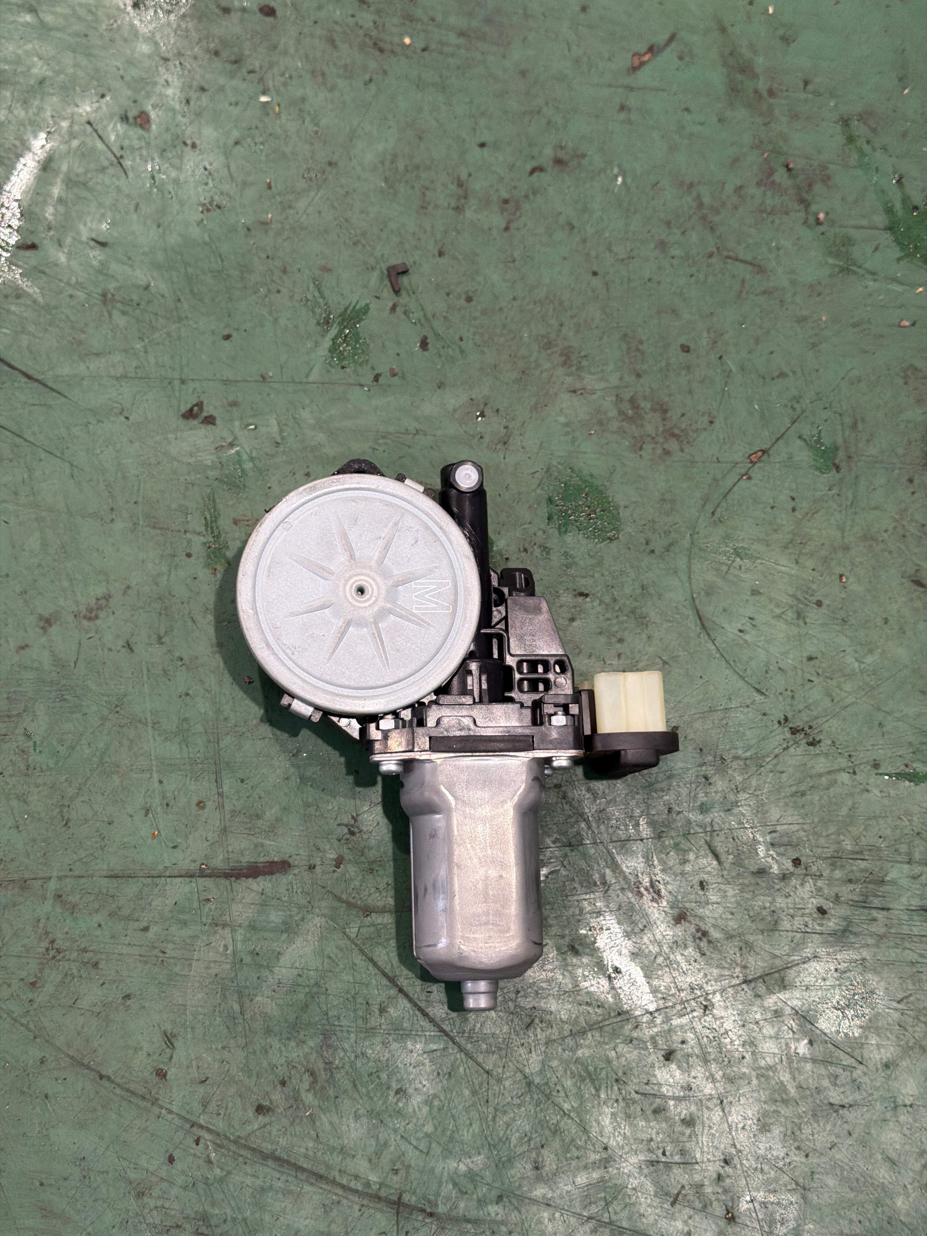 807301BA0A Front Door Window Motor, Right