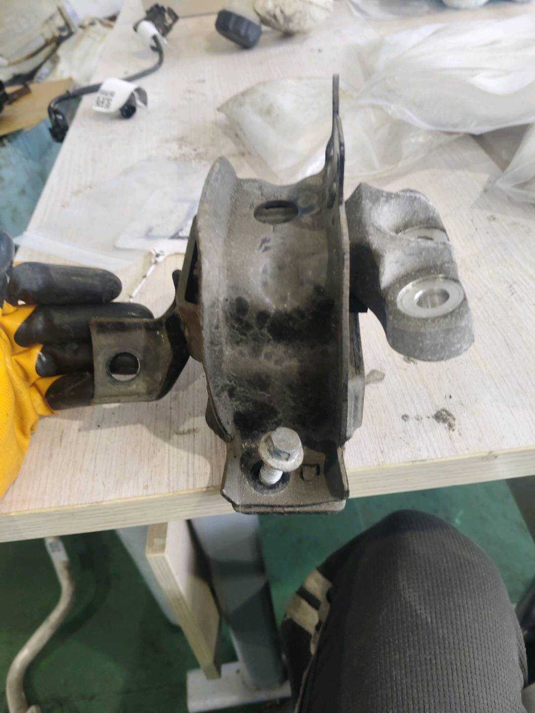 B020049 Engine Right Mount